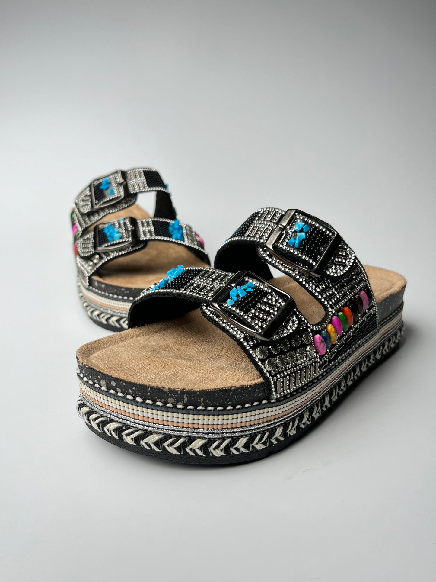 Siyah taş detaylı terlik