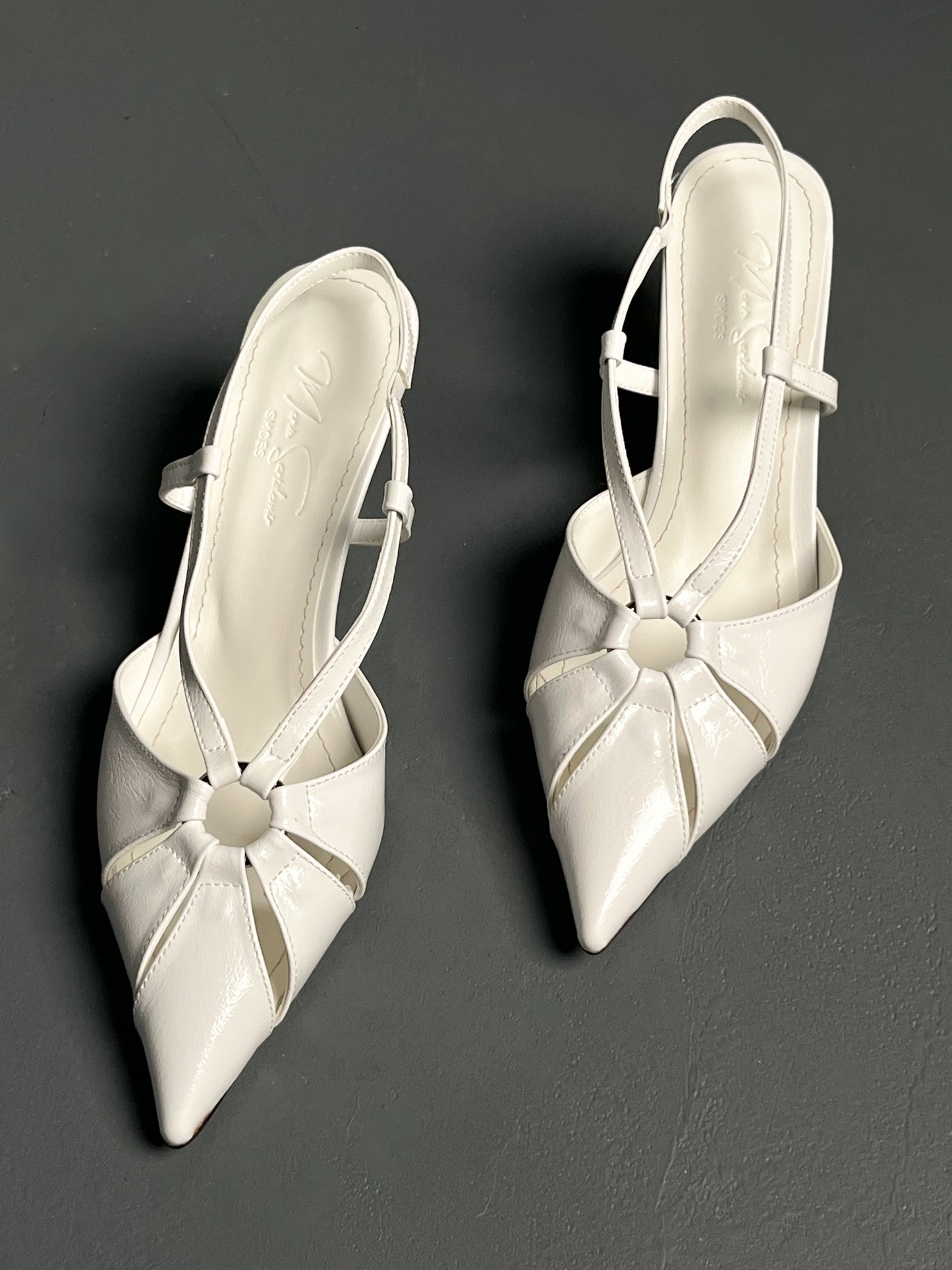 Beyaz Rugan Orta Bant Geçiş Detaylı İnce Topuklu Ayakkabı