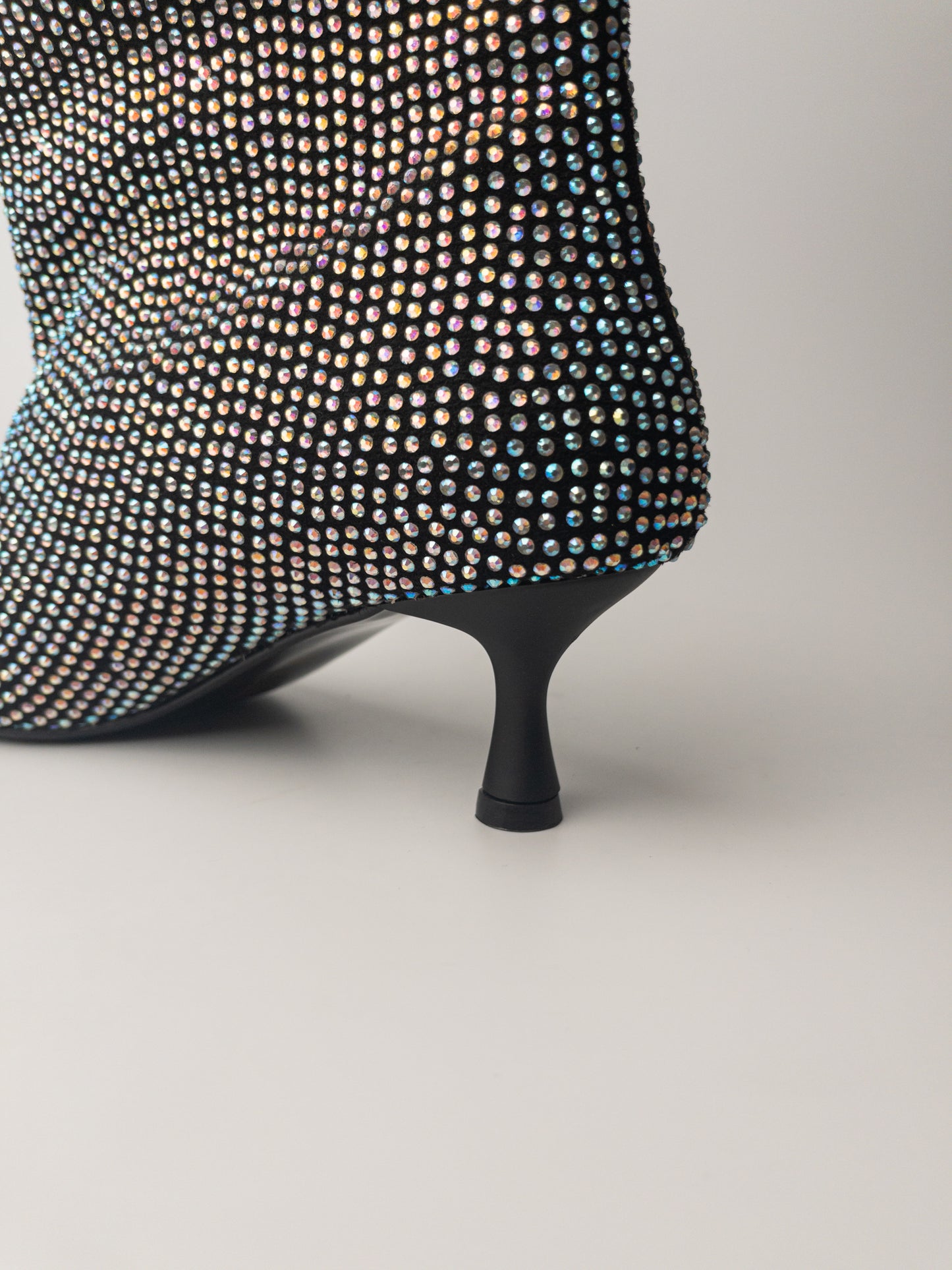 Siyah Taş Detaylı İnce Topuklu Kadın Bot – 6 cm Topuk, Geniş Konç XL