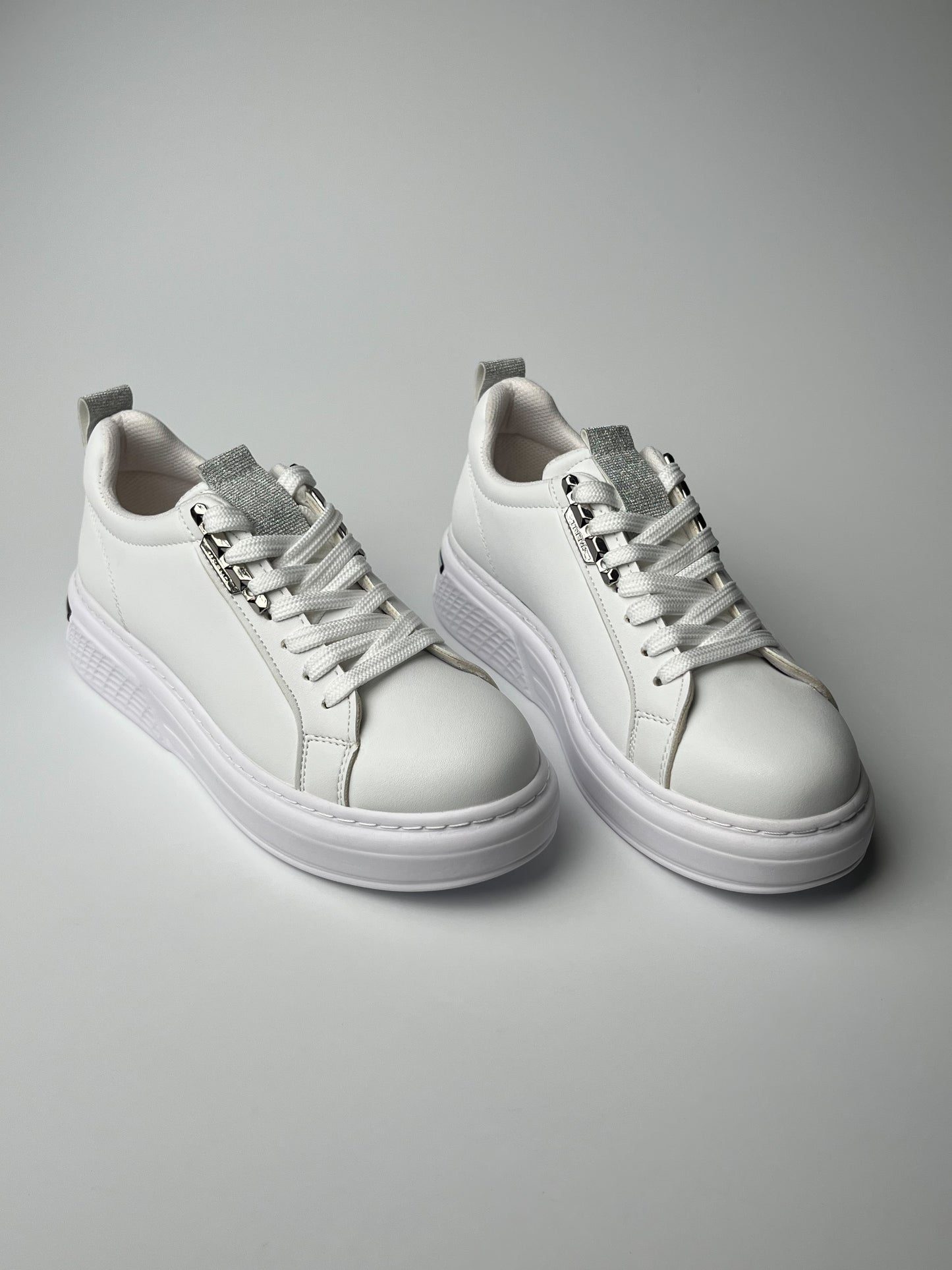 Beyaz Spor Ayakkabı – Gümüş Detaylı