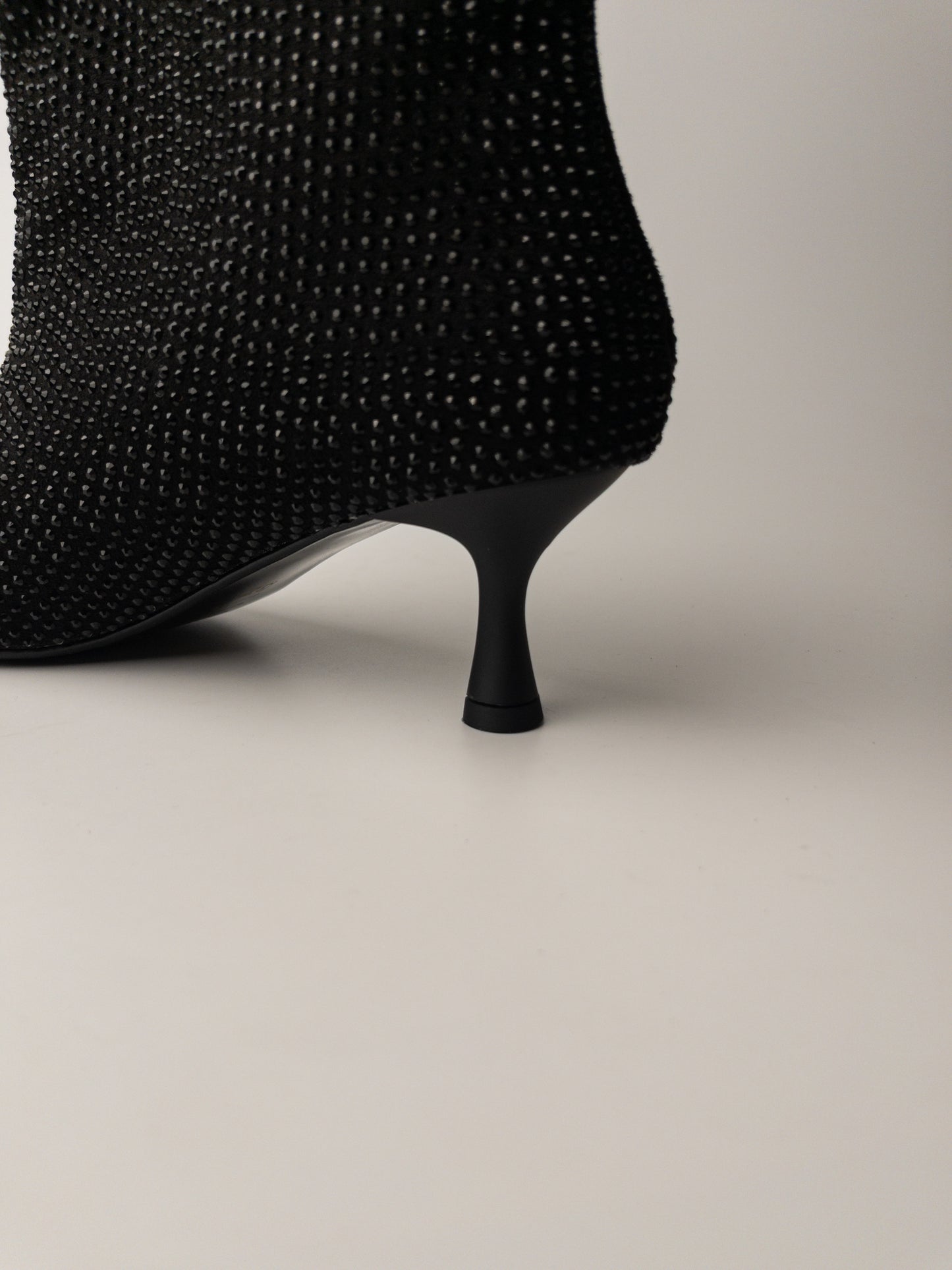 Siyah Taş Detaylı İnce Topuklu Kadın Bot – 6 cm Topuk, Geniş Konç XL