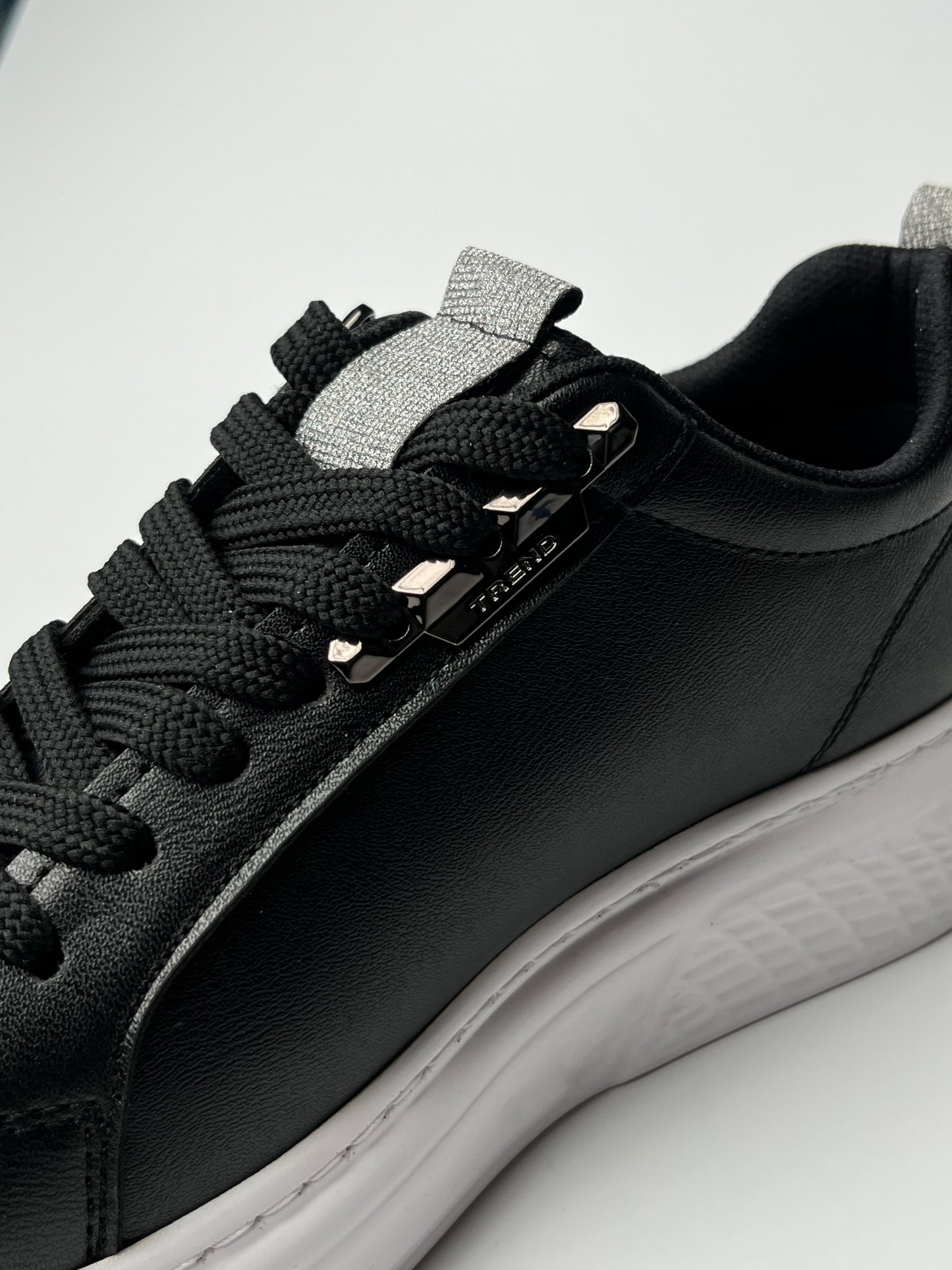 Siyah Spor Ayakkabı – Gümüş Detaylı