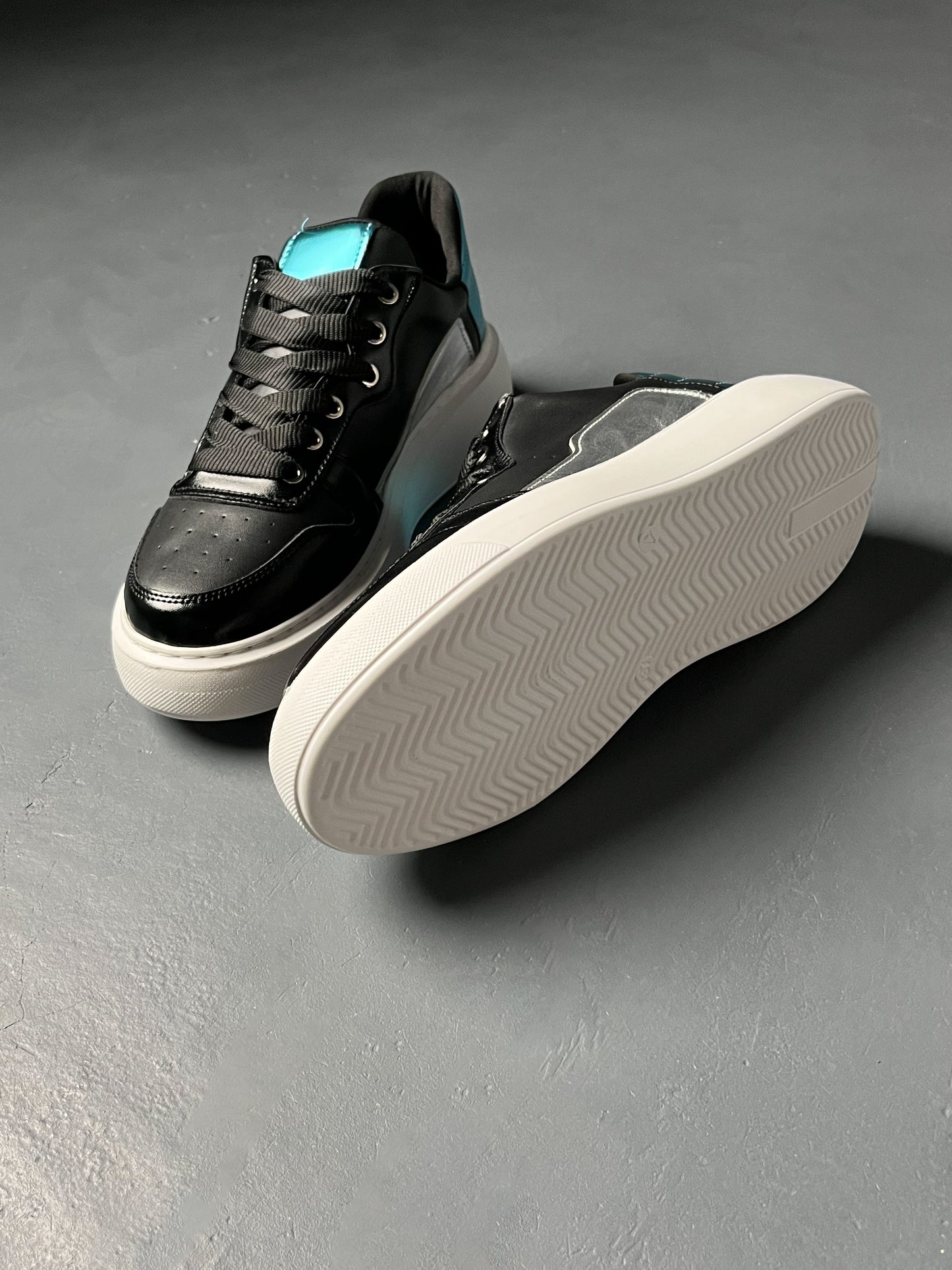 Siyah – Metalik Turkuaz Detaylı Sneaker