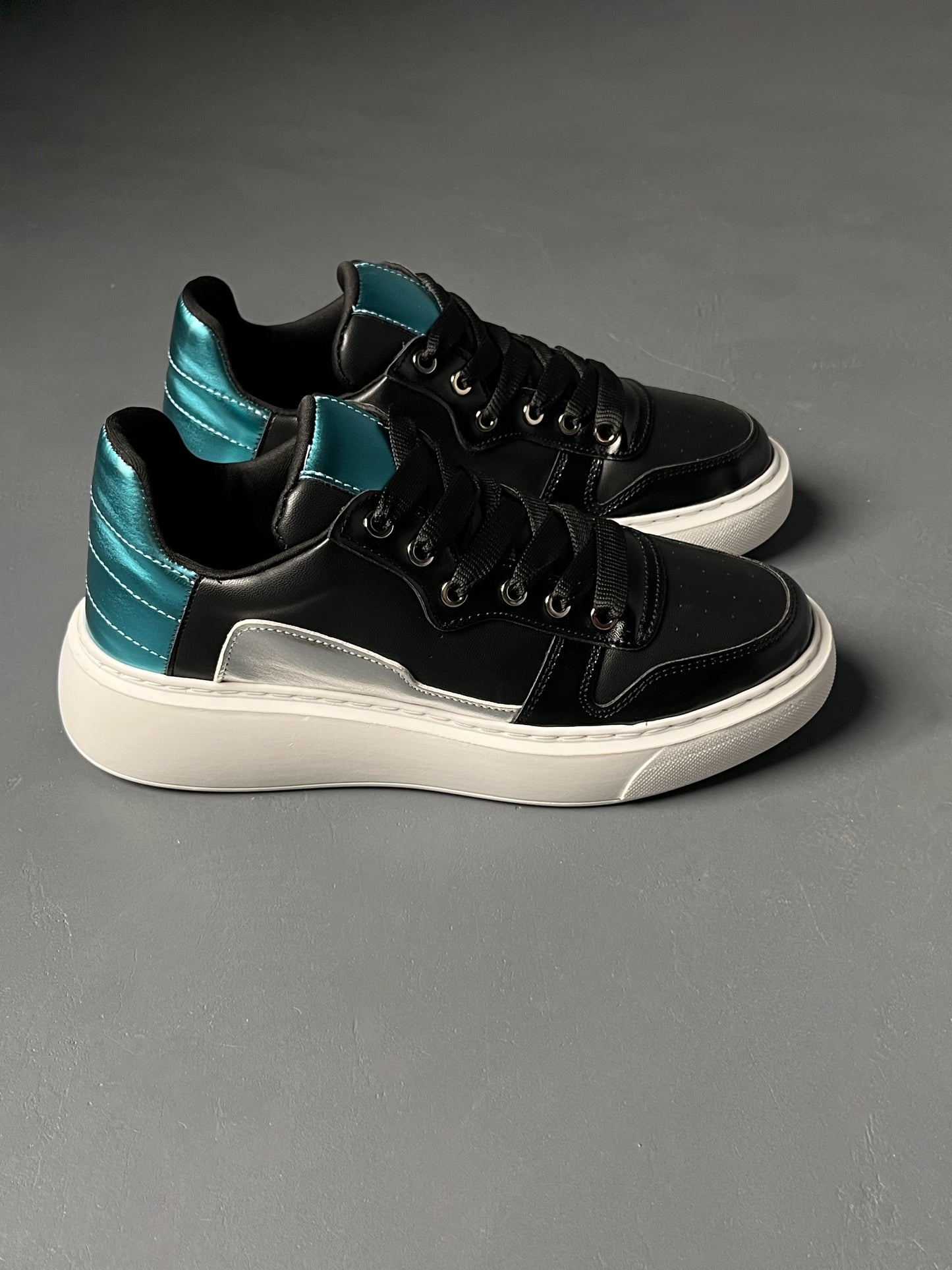 Siyah – Metalik Turkuaz Detaylı Sneaker