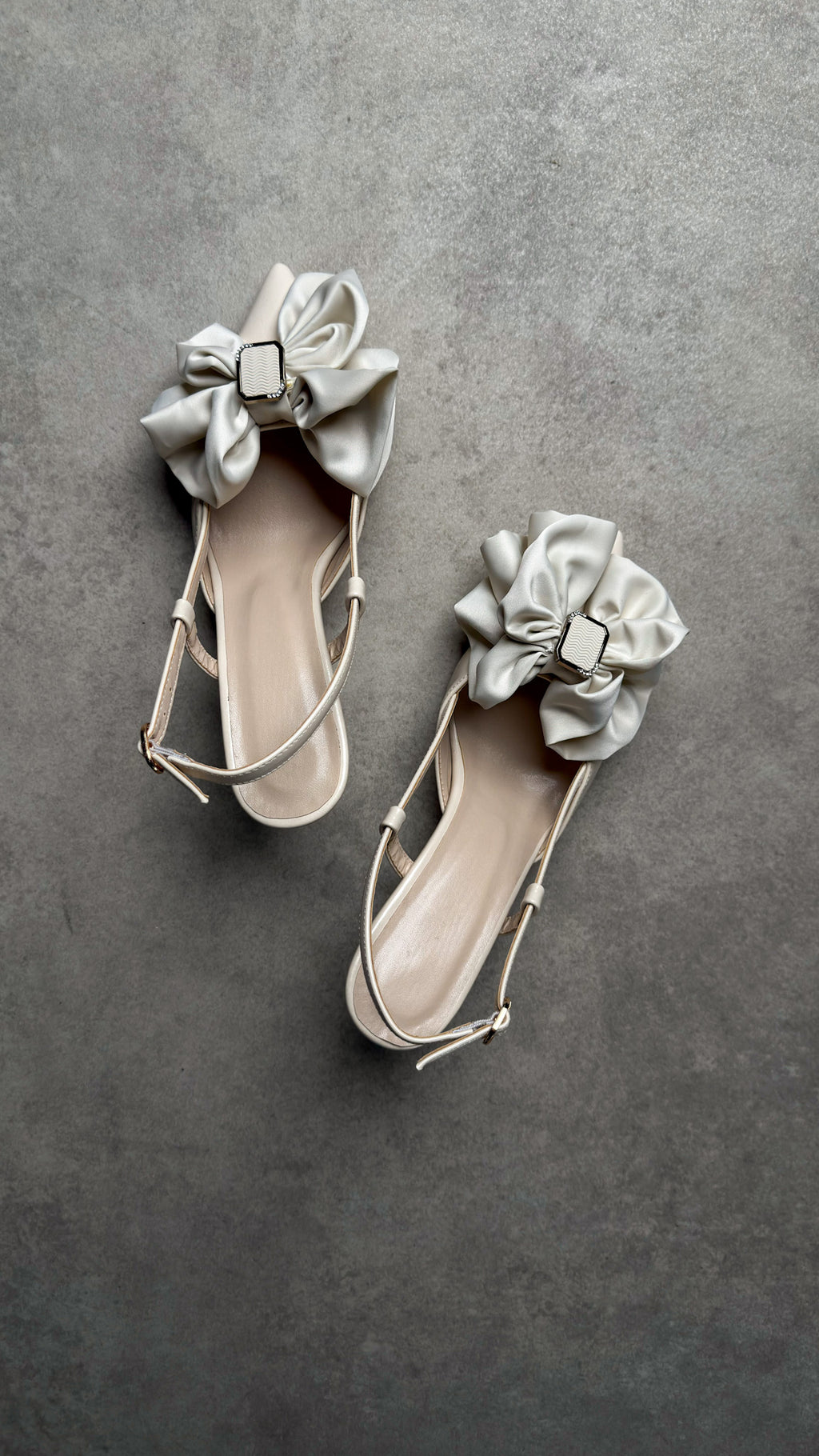 Krem Fiyonklu Slingback Topuklu Ayakkabı