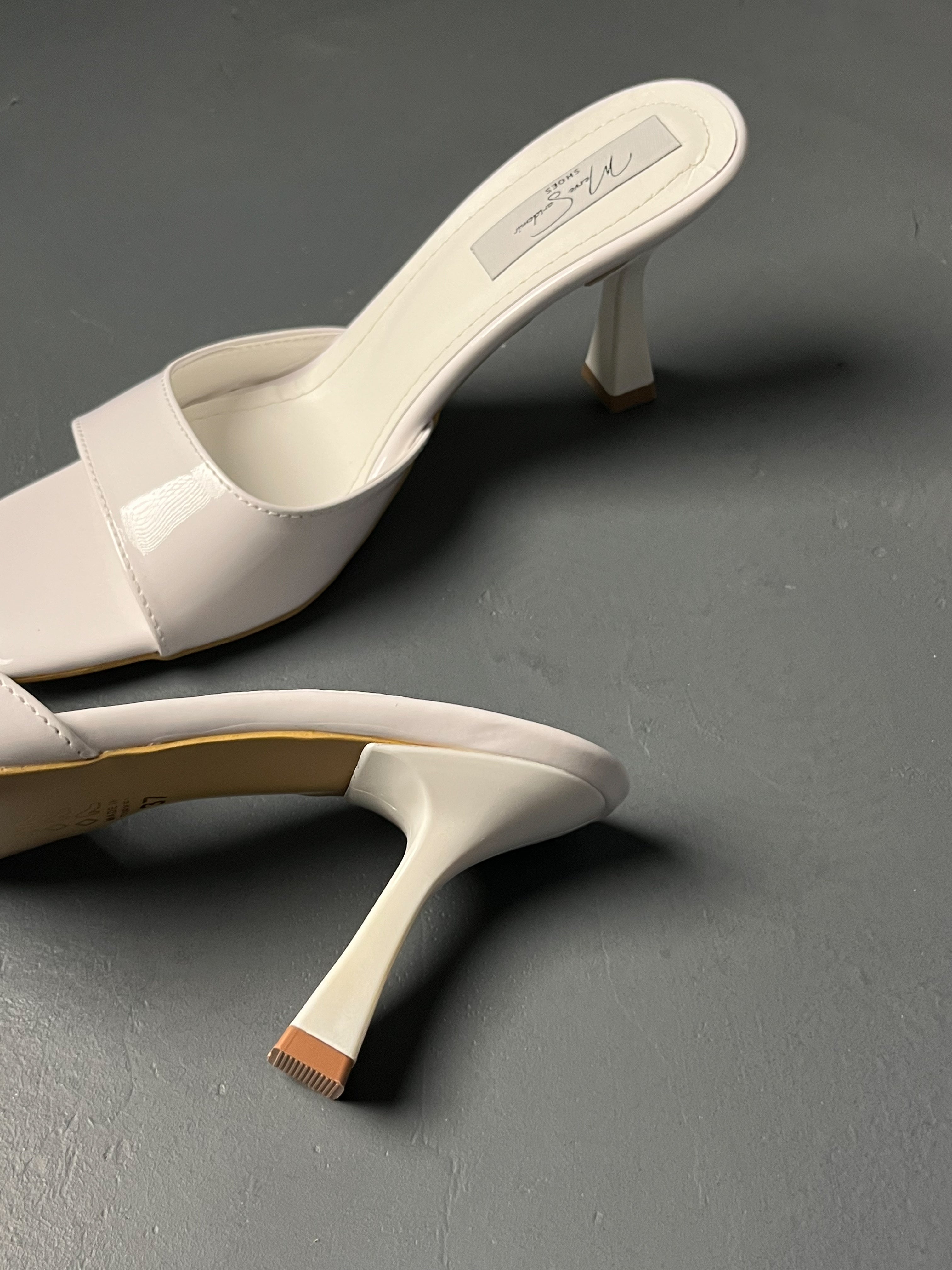 Beyaz Rugan Terlik – İnce Topuklu-Kare Burun