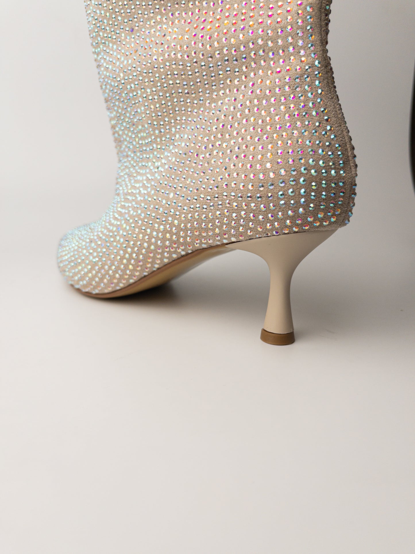Bej Taş Detaylı İnce Topuklu Kadın Bot – 6 cm Topuk, Geniş Konç XL