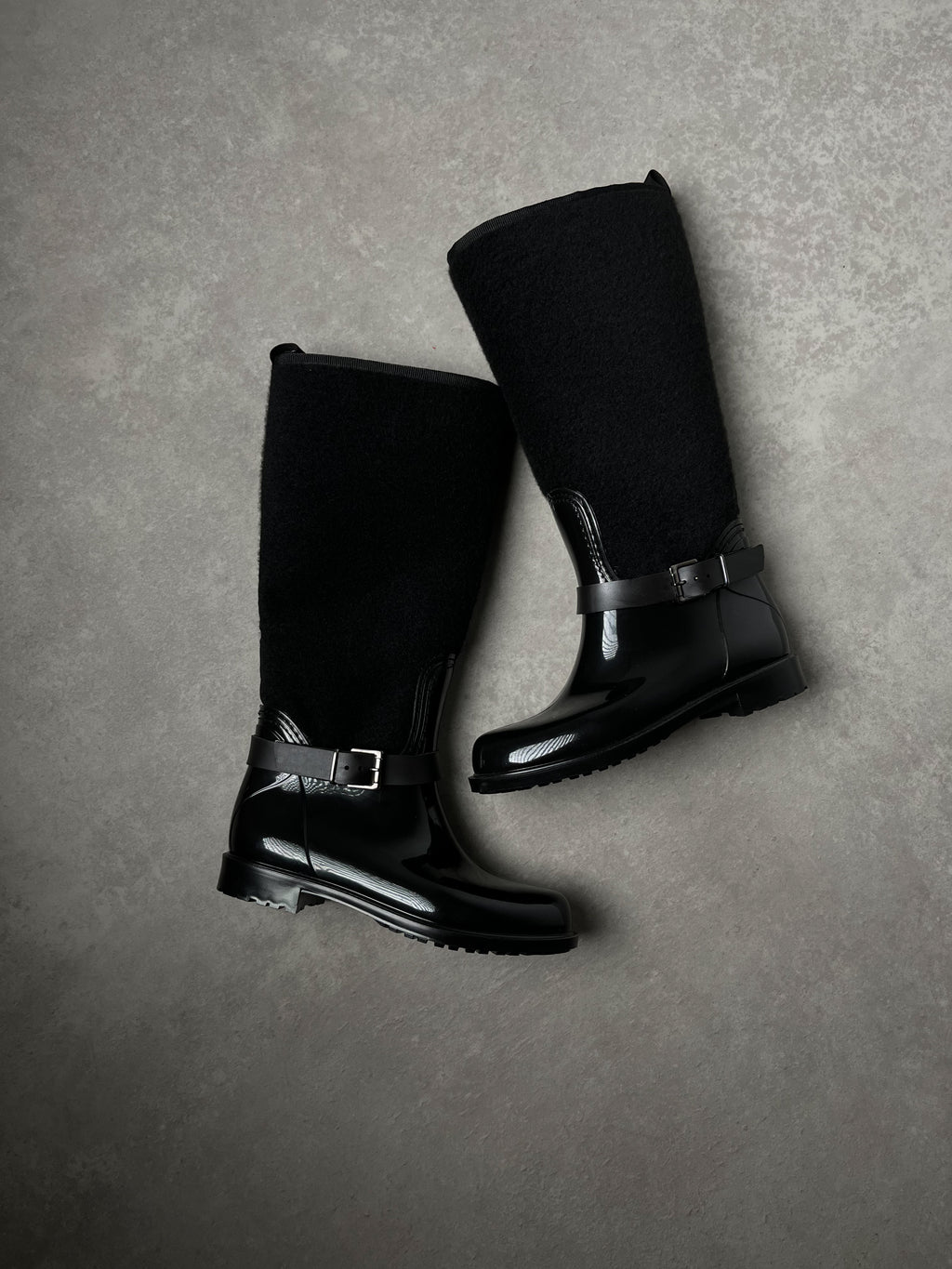 Siyah Tokalı Detaylı Yağmur Çizmesi