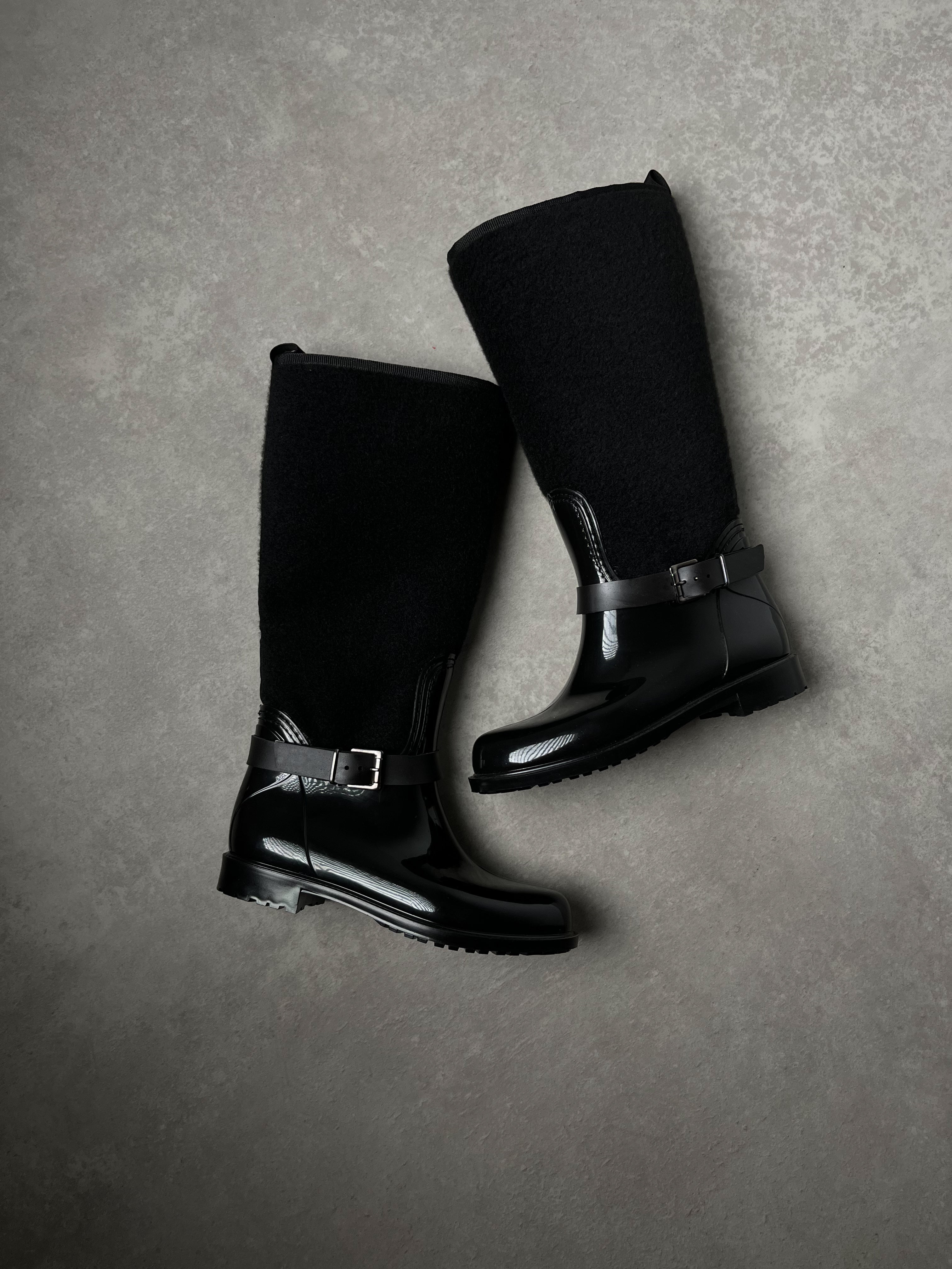 Siyah Tokalı Detaylı Yağmur Çizmesi