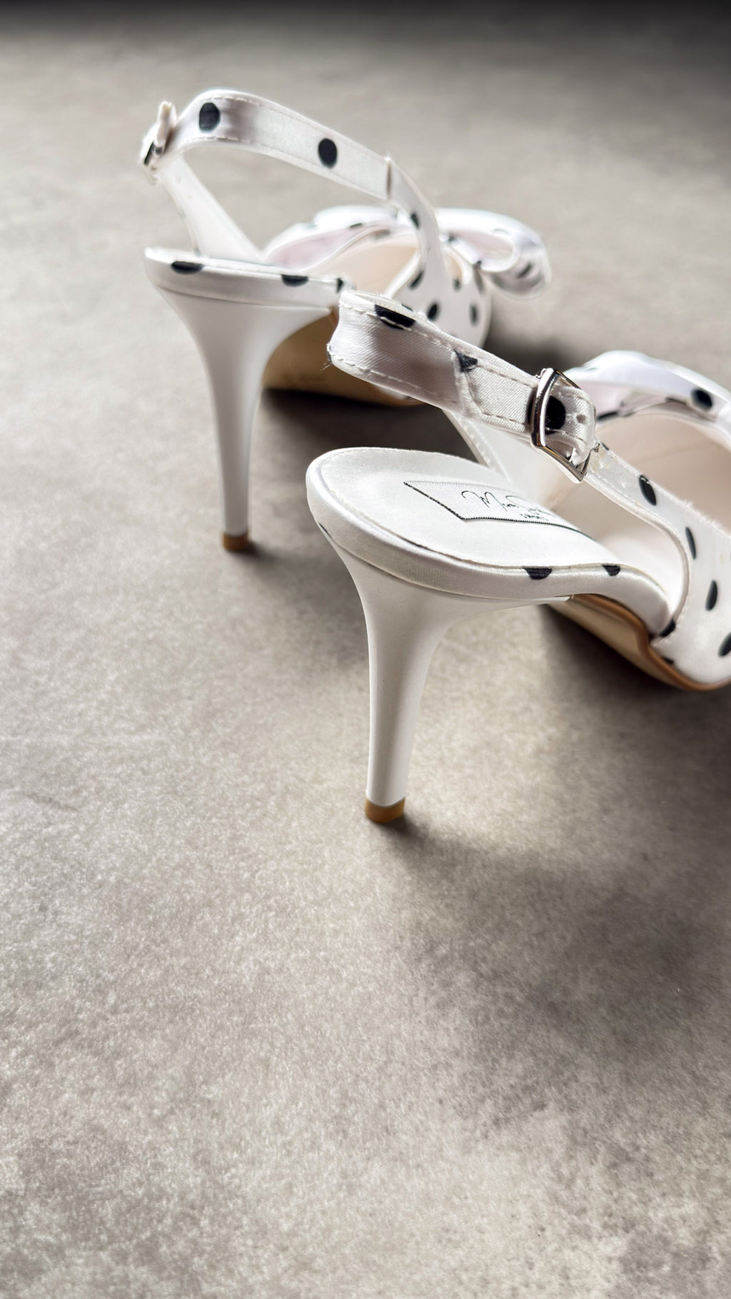 Fiyonklu Beyaz Saten Stiletto