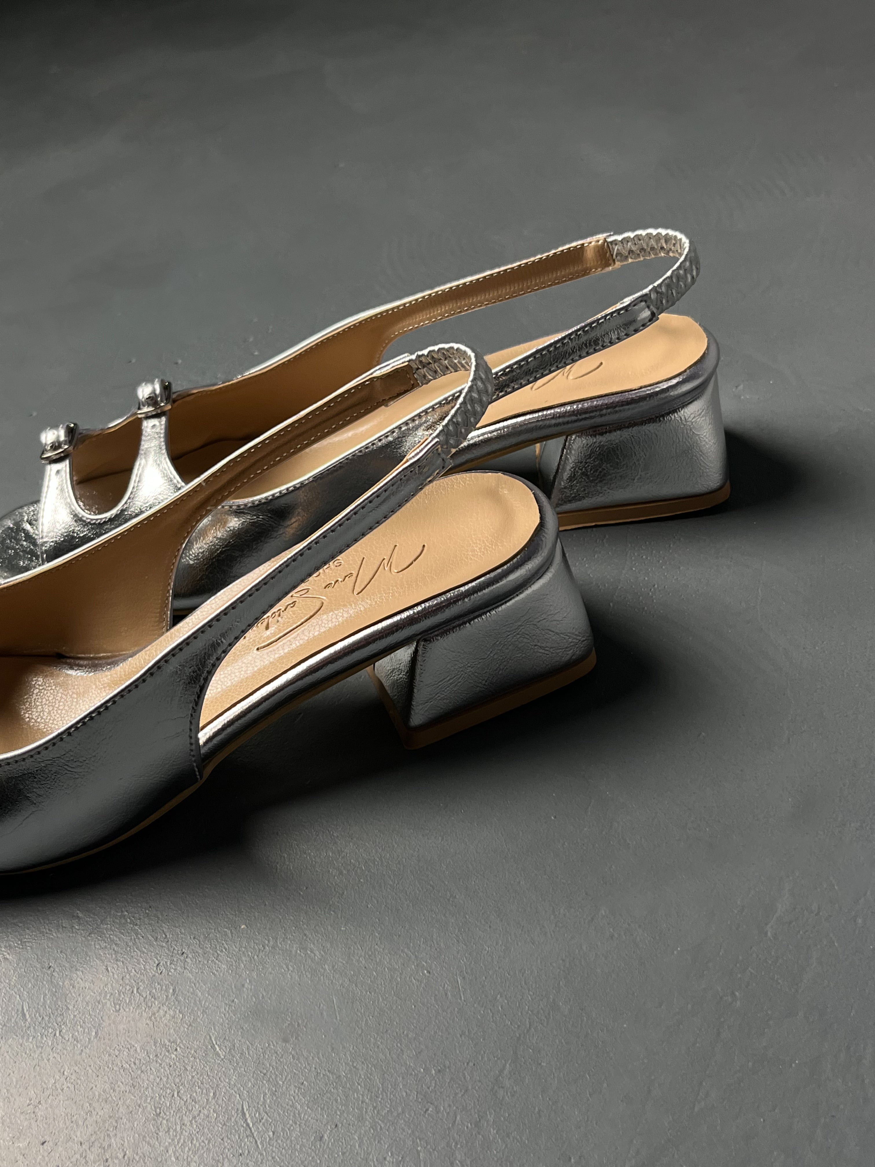 Gümüş Rugan Tokalı Kalın Topuklu Ayakkabı