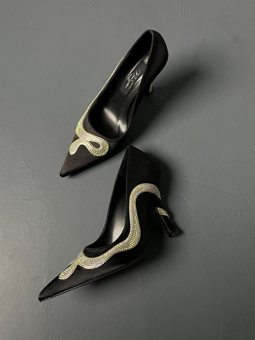 Siyah Taş Detaylı Saten Topuklu Ayakkabı