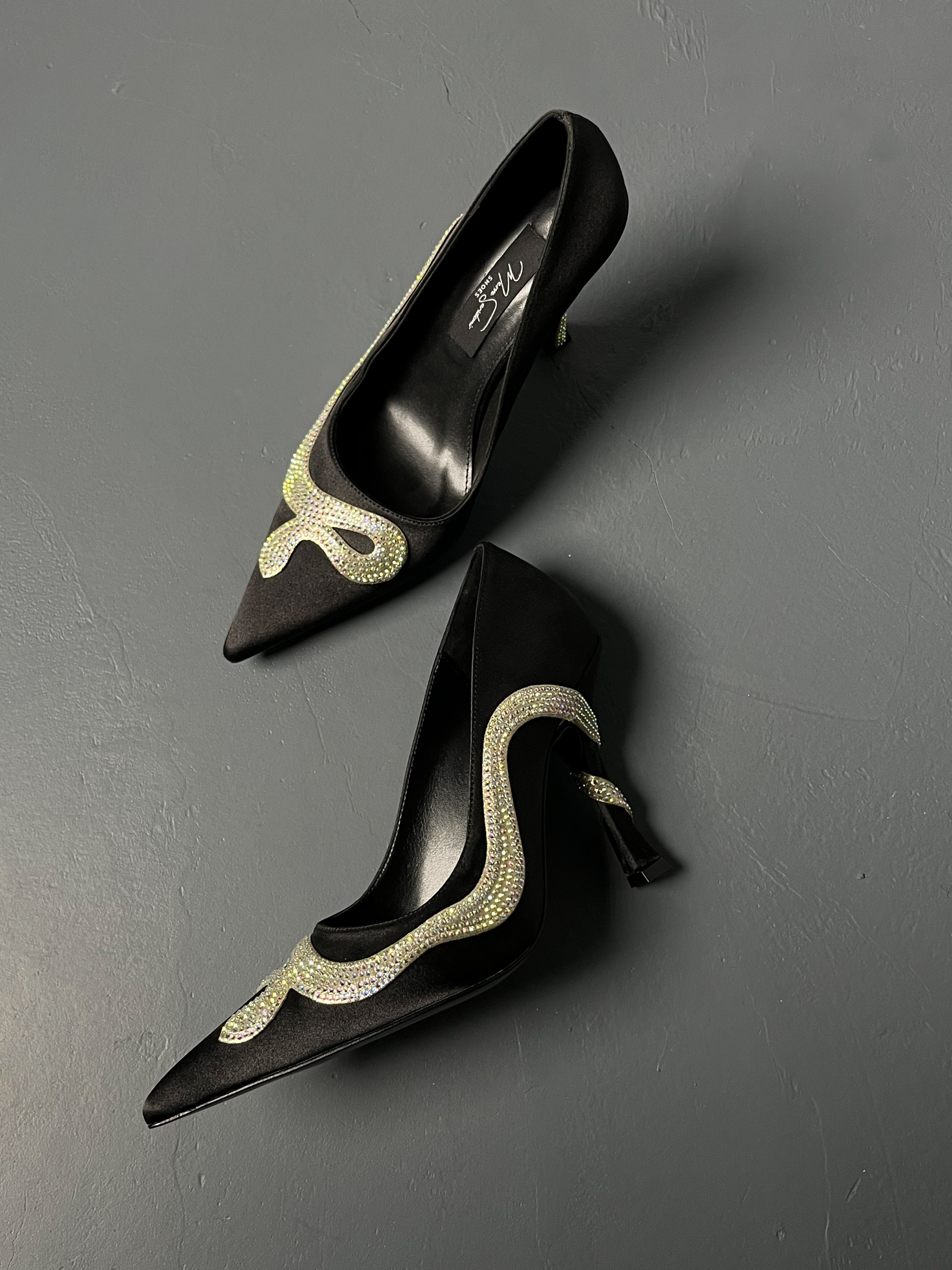 Siyah Taş Detaylı Saten Topuklu Ayakkabı