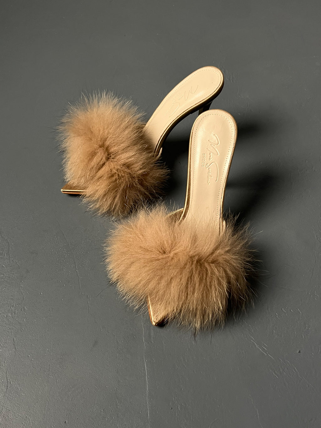 Bej Tüylü İnce Topuklu Terlik