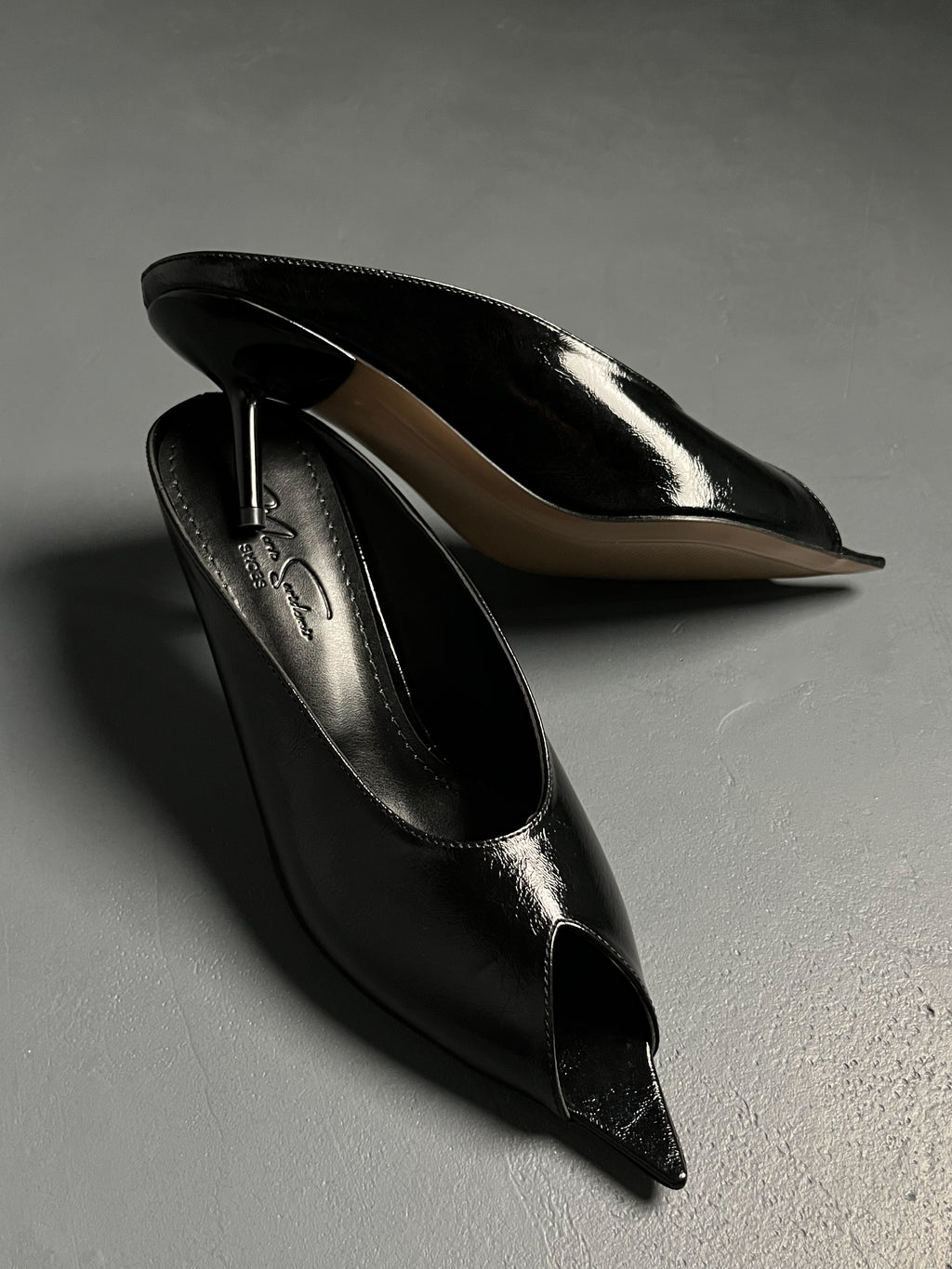 Siyah açık burun terlik