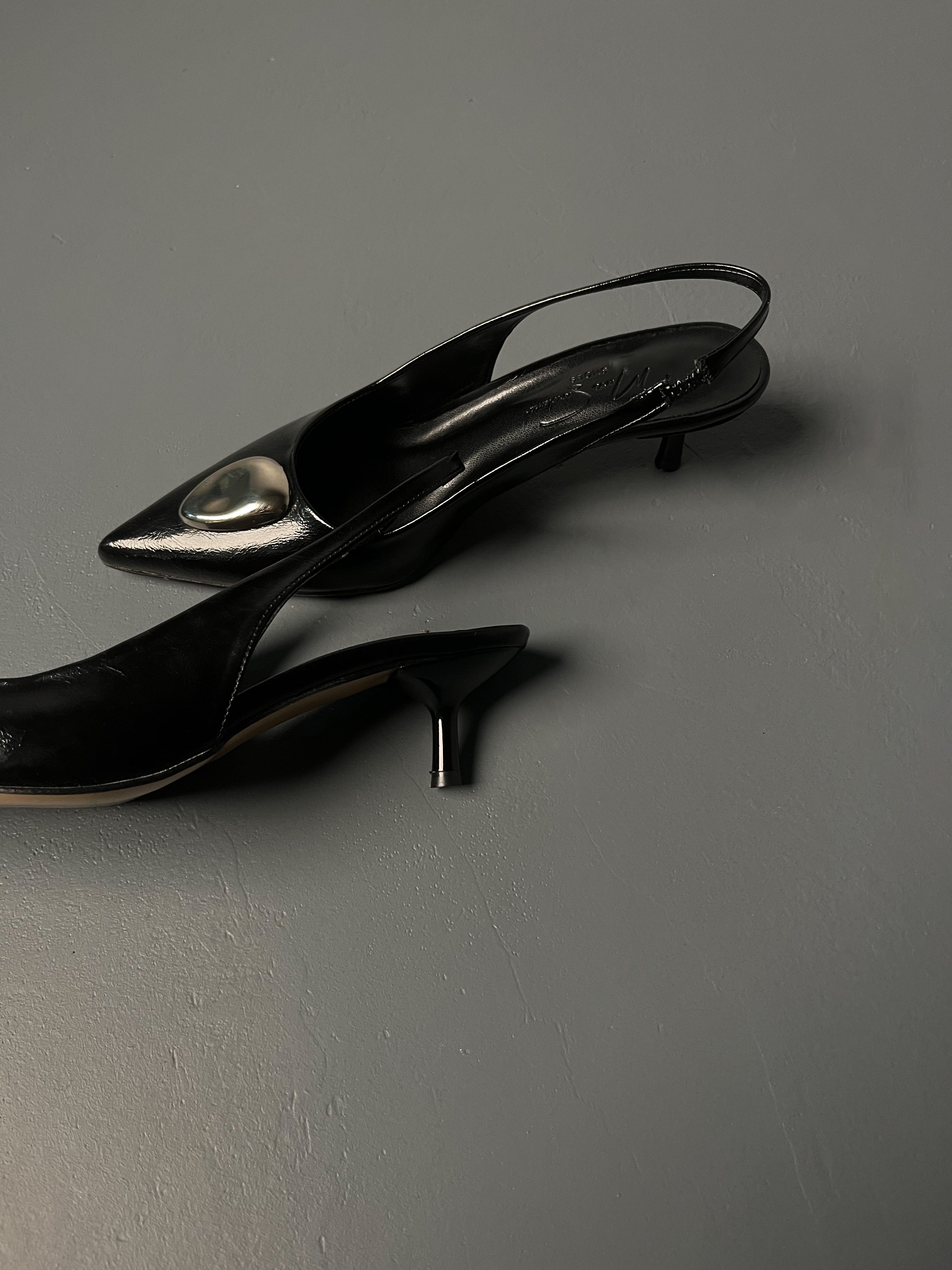 Siyah Kırışık Rugan Metal Detaylı İnce Topuklu Ayakkabı