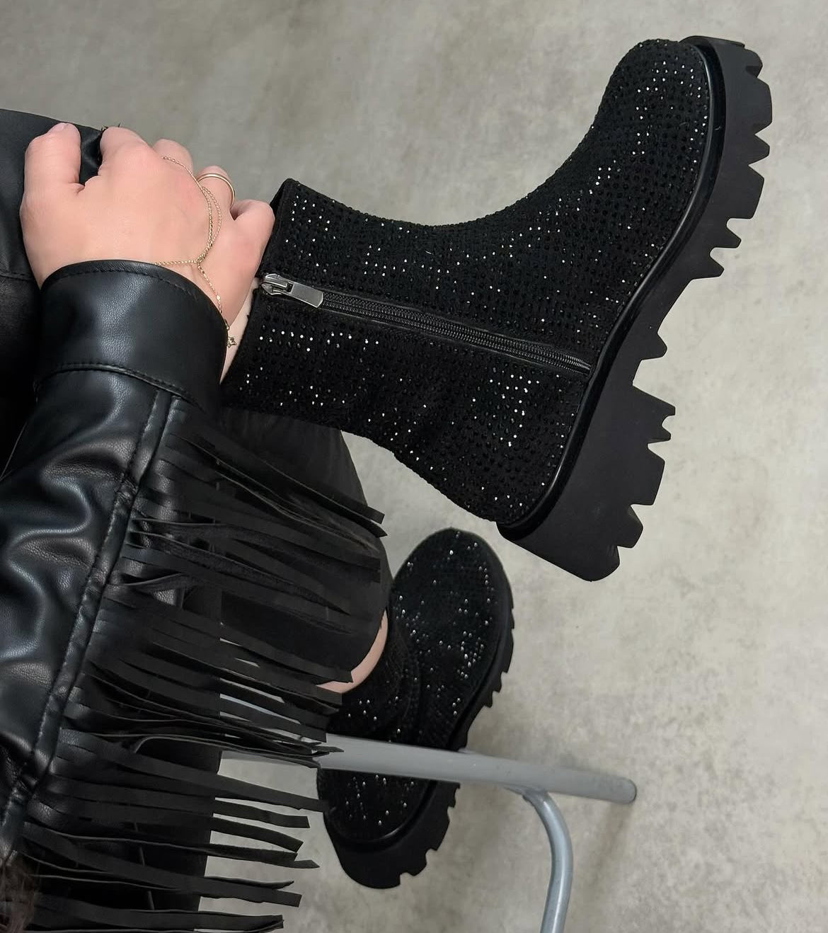 Siyah Taş Detaylı Kalın Tabanlı Bot