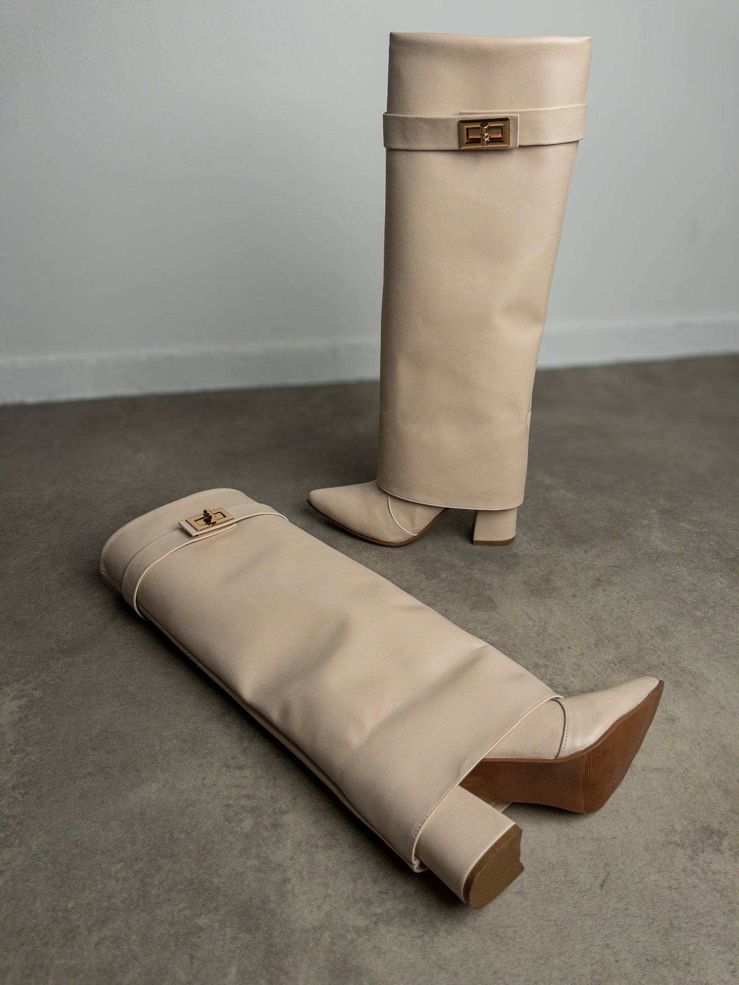 Bej Soft Touch Gold Tokalı Çizme | 8 cm Topuk