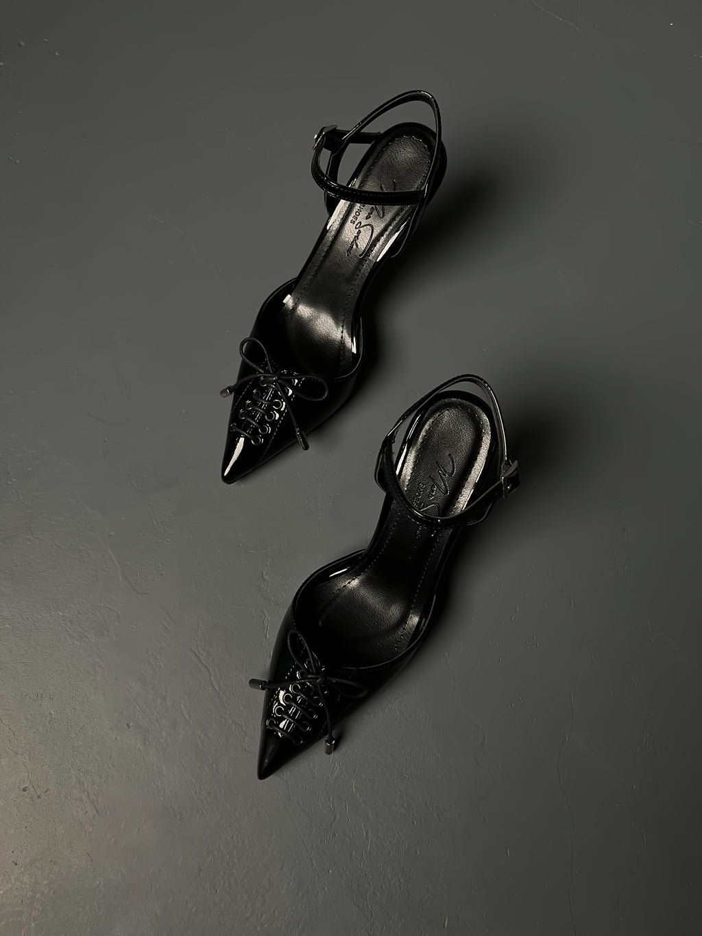 Siyah Rugan Bağcıklı İnce Topuklu Ayakkabı