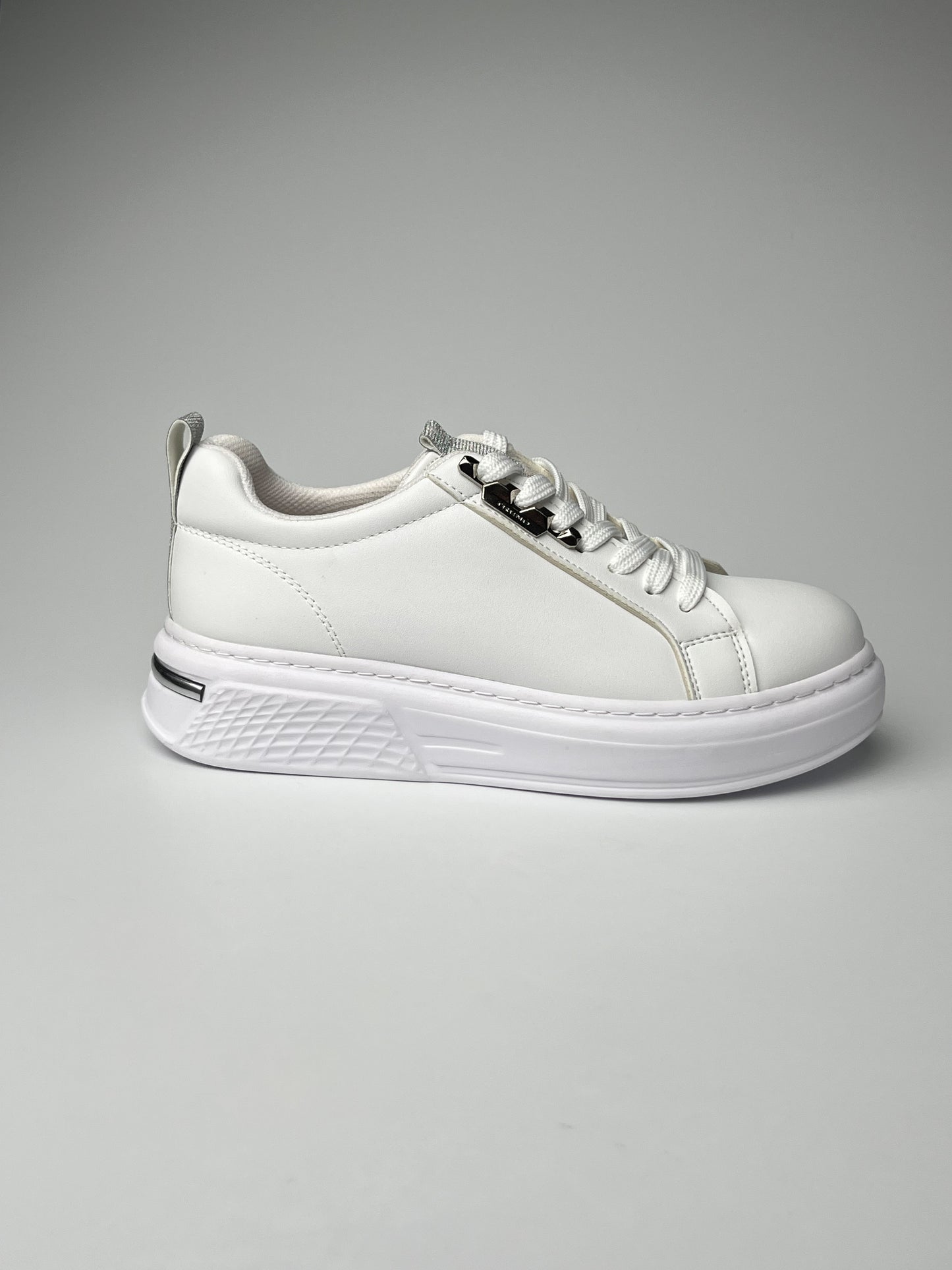 Beyaz Spor Ayakkabı – Gümüş Detaylı