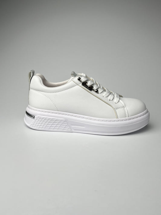 Beyaz Spor Ayakkabı – Gümüş Detaylı