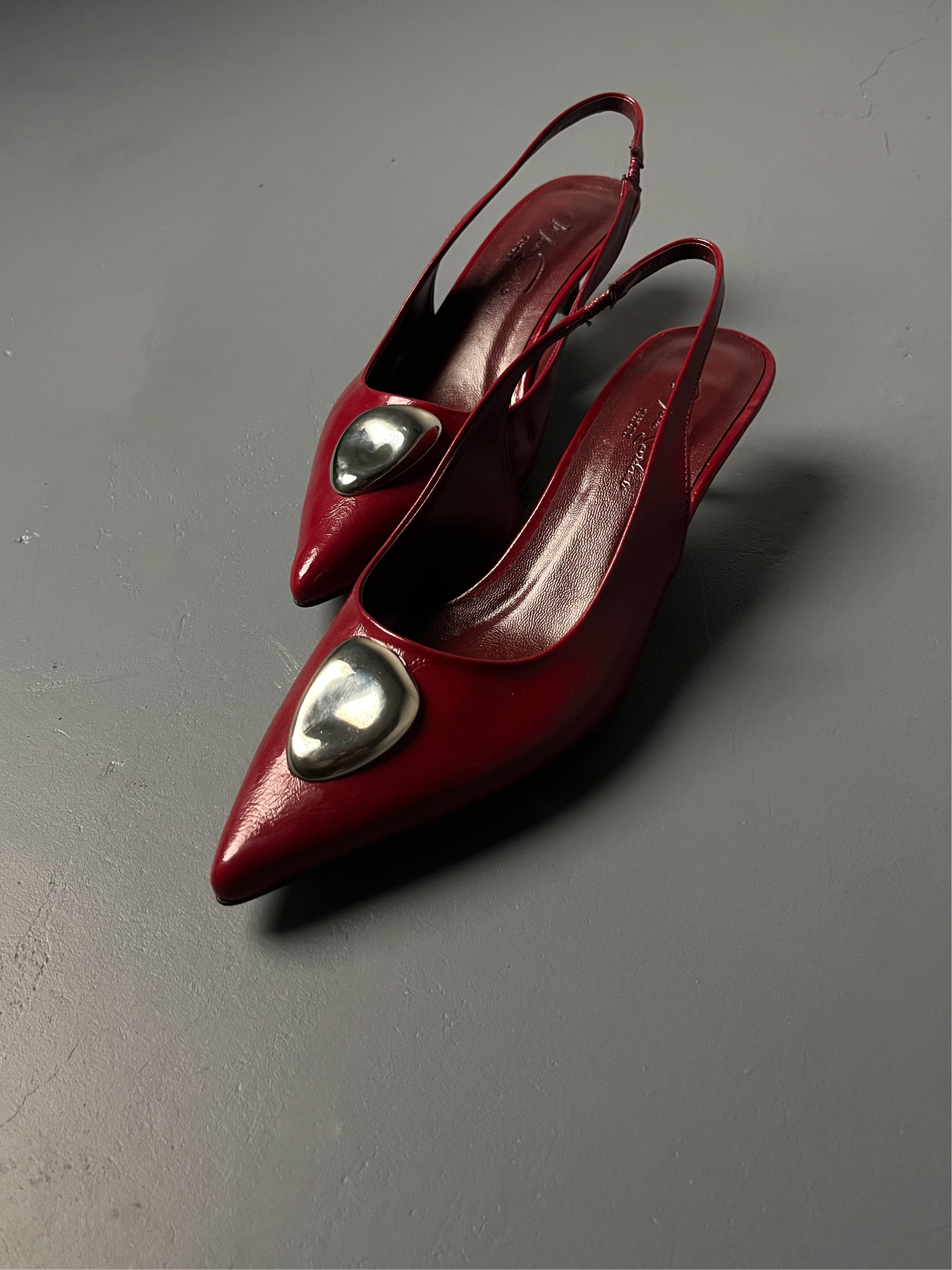 Bordo Kırışık Rugan Metal Detaylı İnce Topuklu Ayakkabı