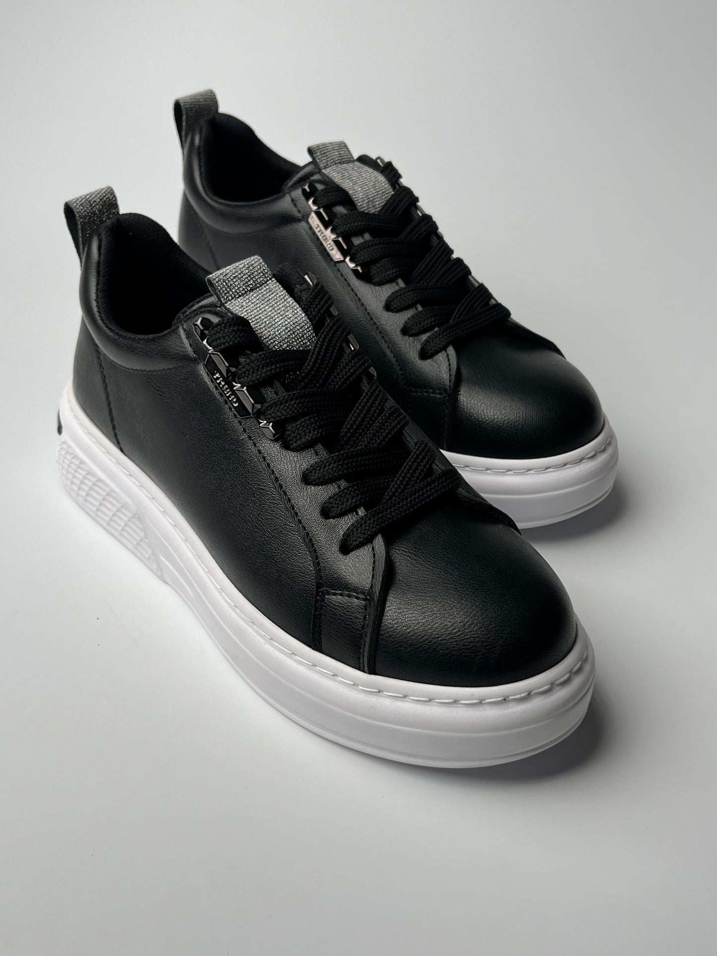 Siyah Spor Ayakkabı – Gümüş Detaylı