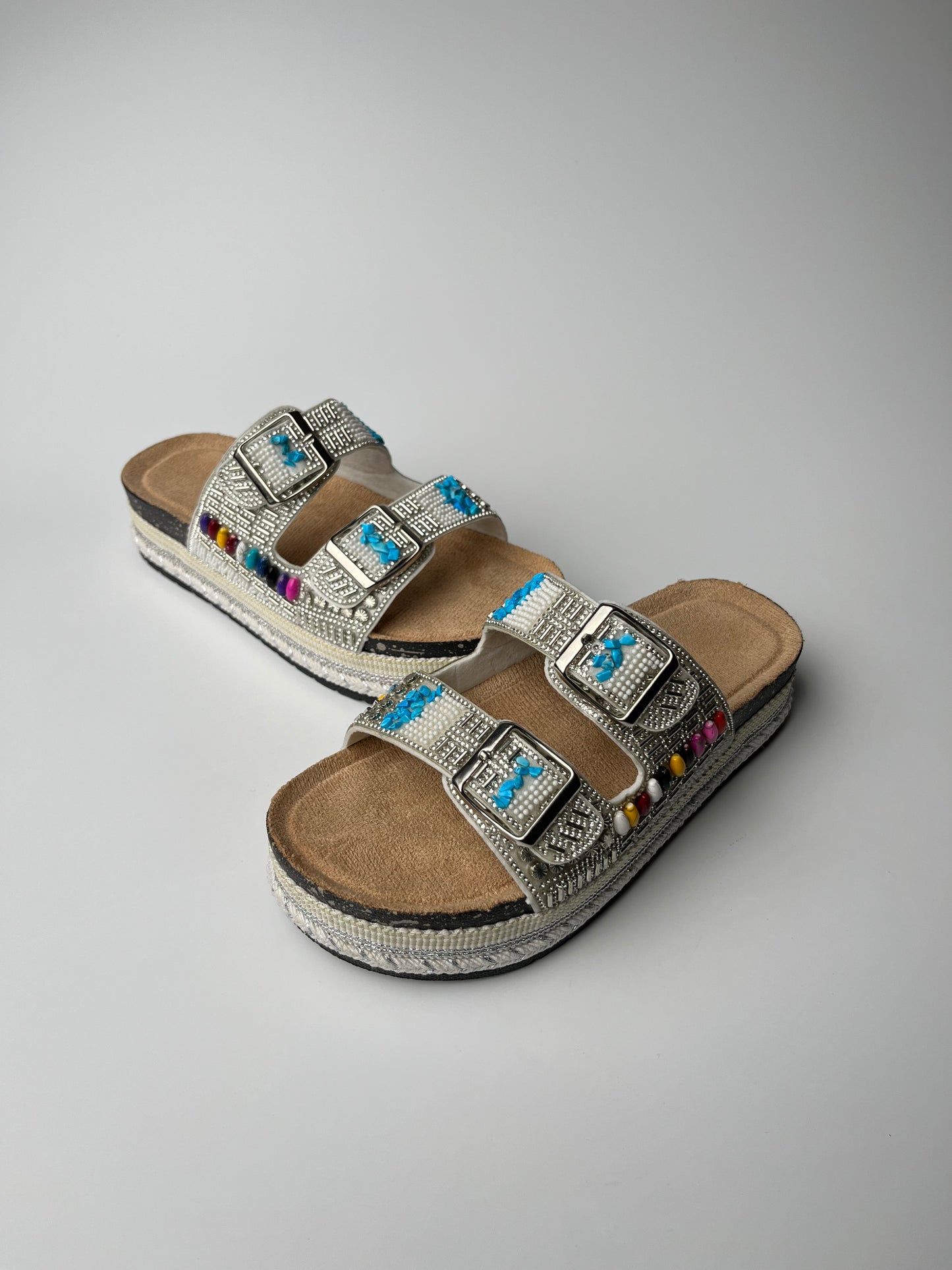 Beyaz taş detaylı terlik