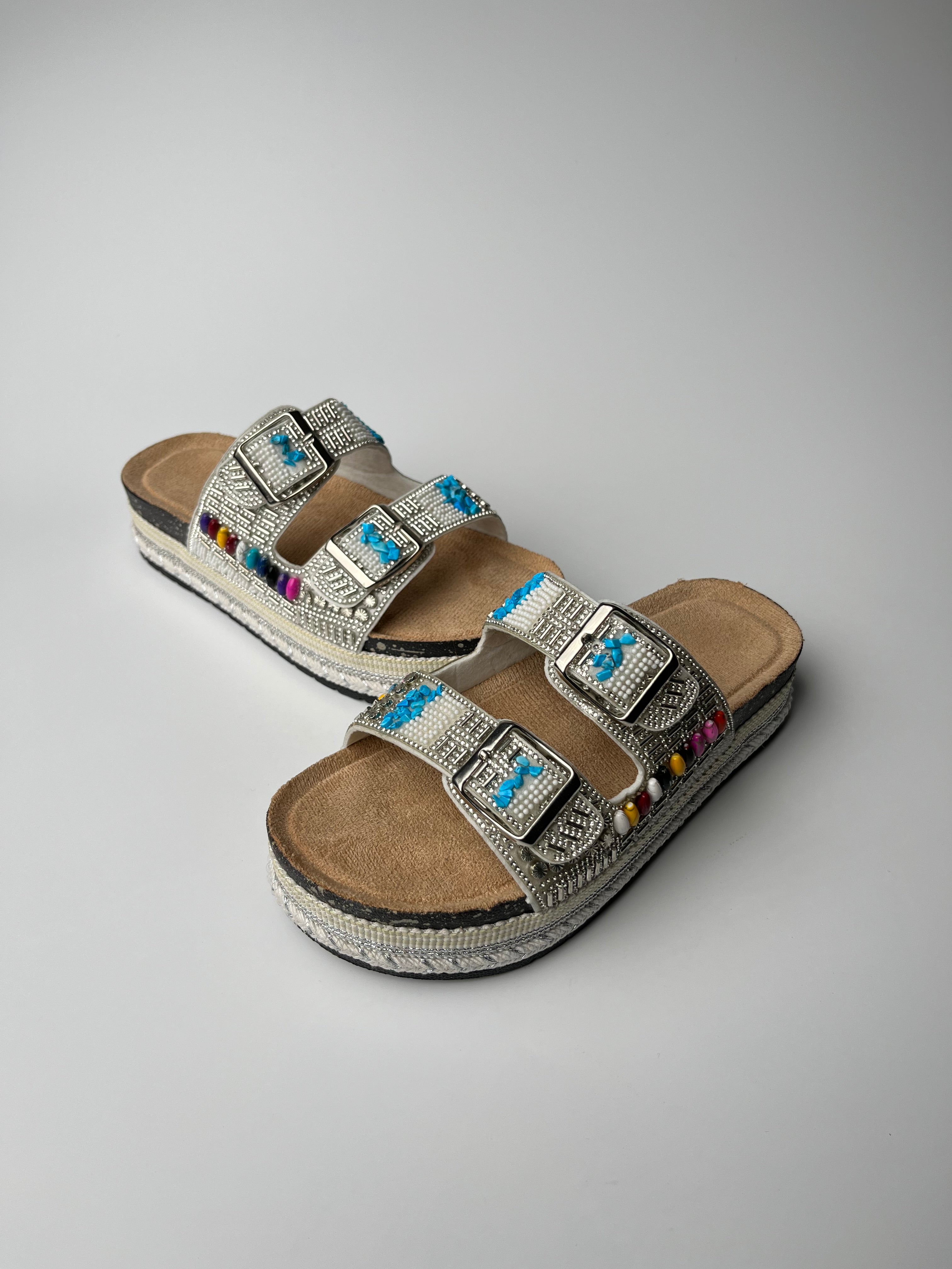 Beyaz taş detaylı terlik