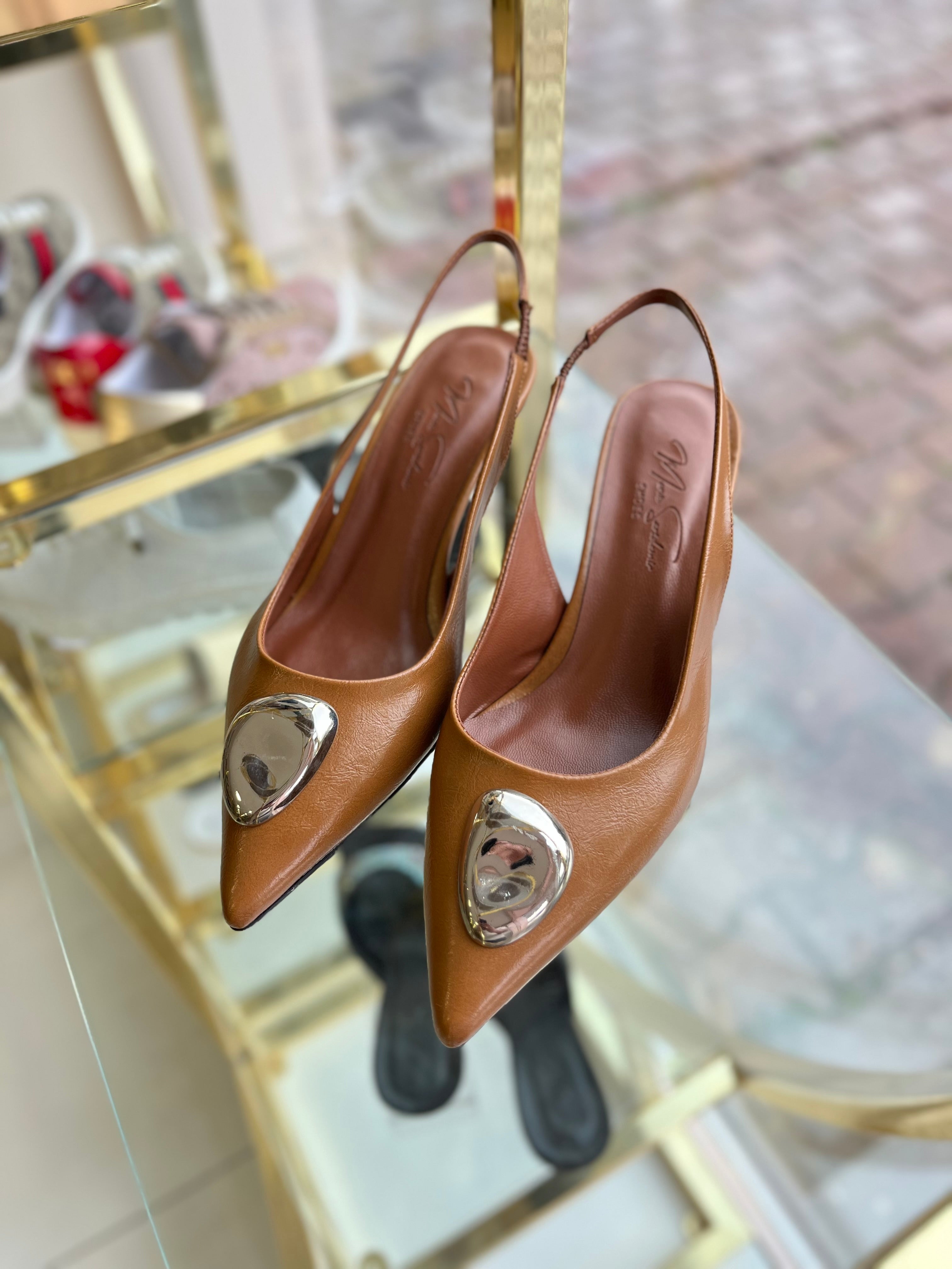 Taba Kırışık Rugan Metal Detaylı İnce Topuklu Ayakkabı