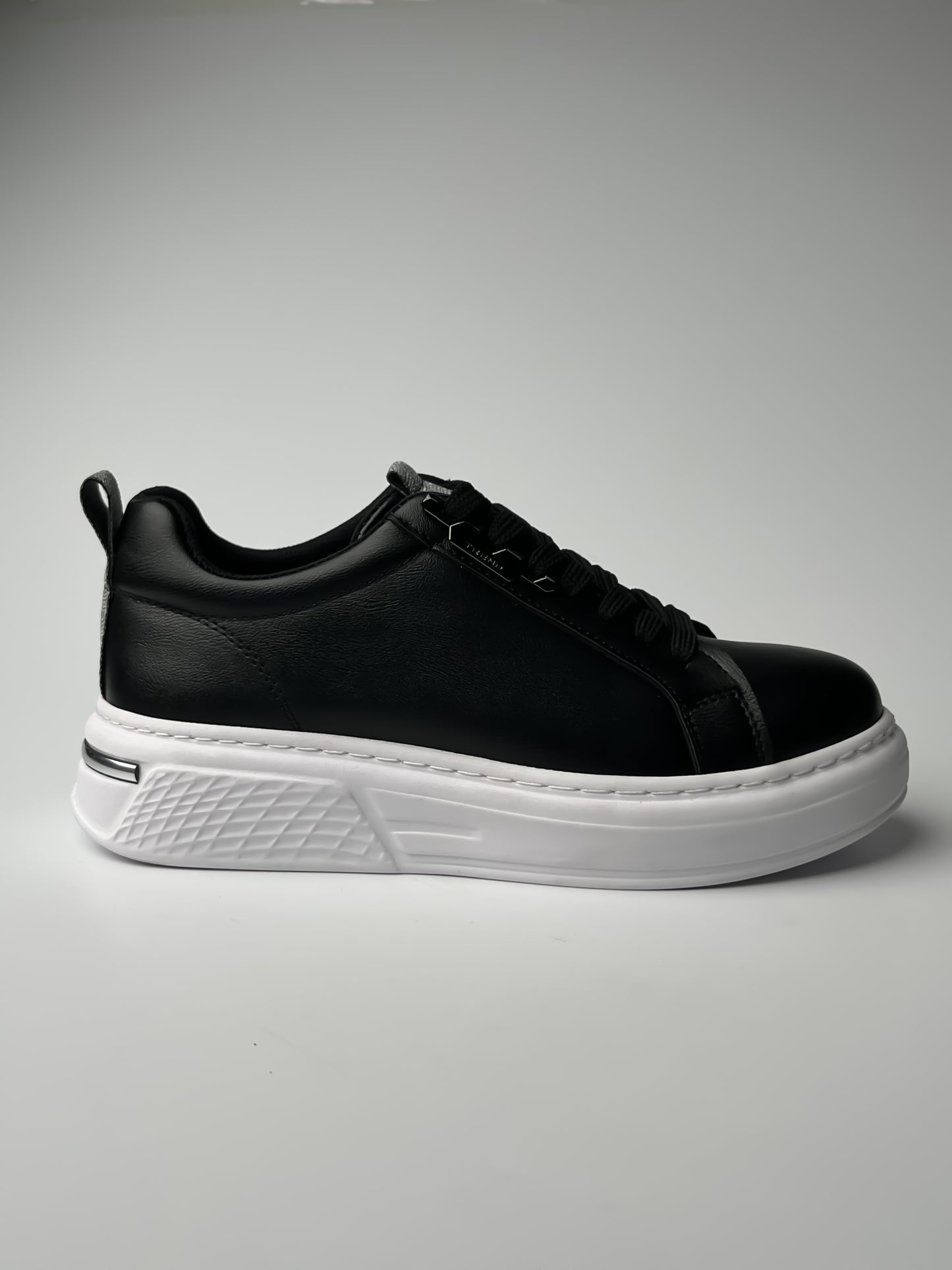 Siyah Spor Ayakkabı – Gümüş Detaylı