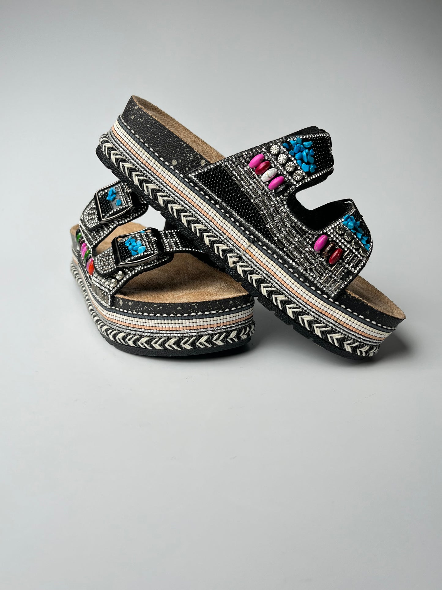 Siyah taş detaylı terlik