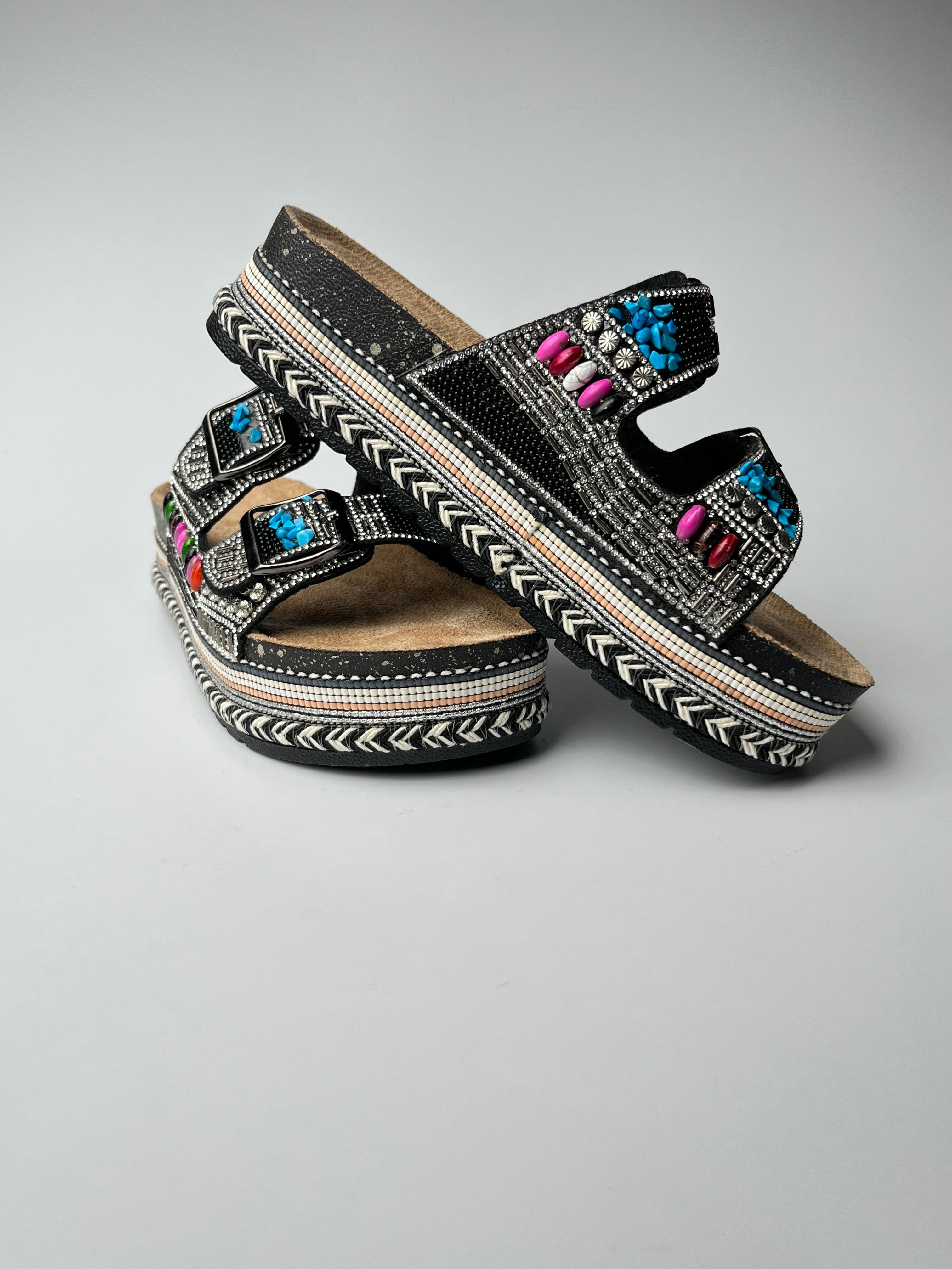 Siyah taş detaylı terlik