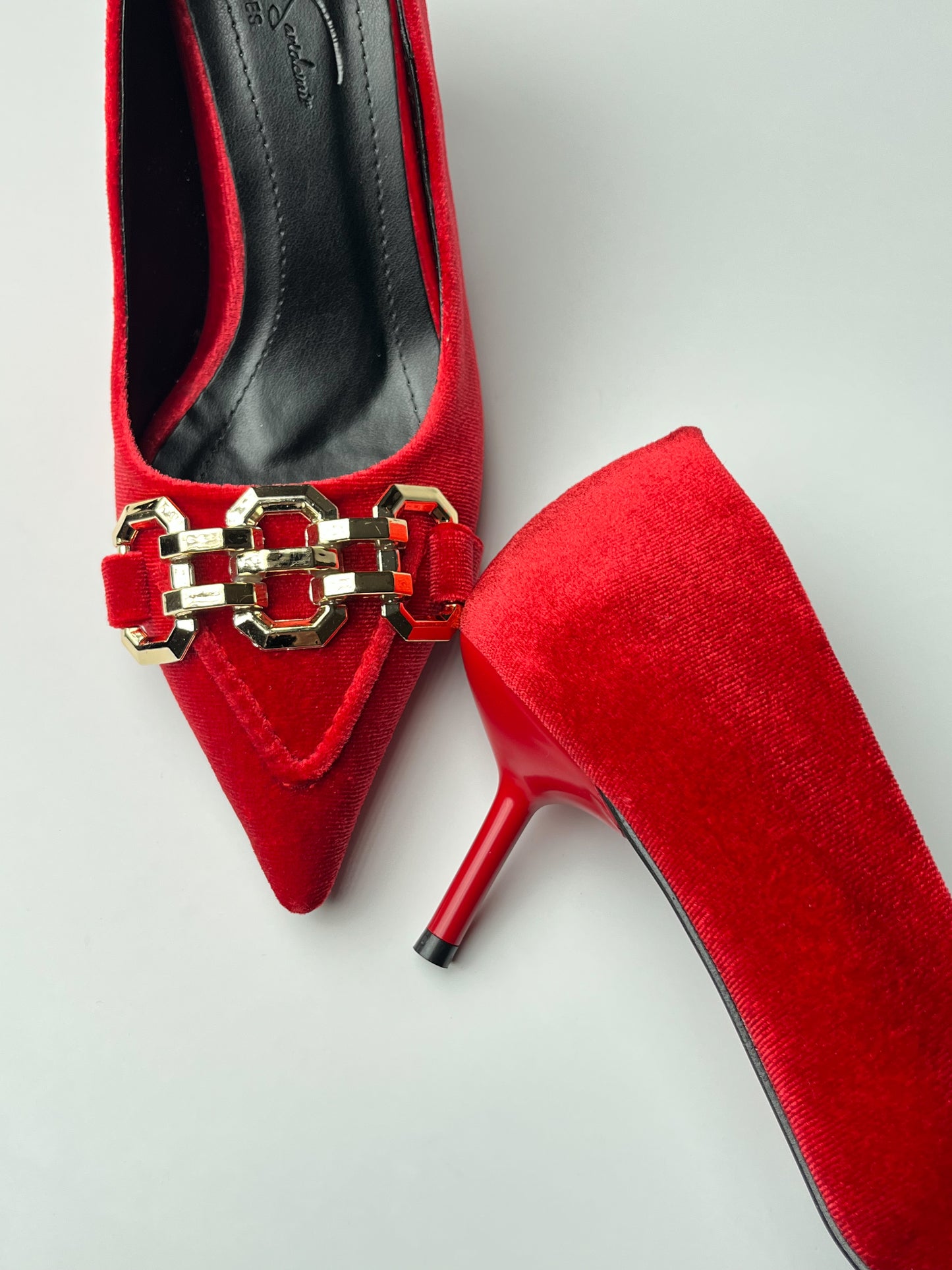 Kırmızı Süet Zincir Detaylı İnce Topuklu Ayakkabı