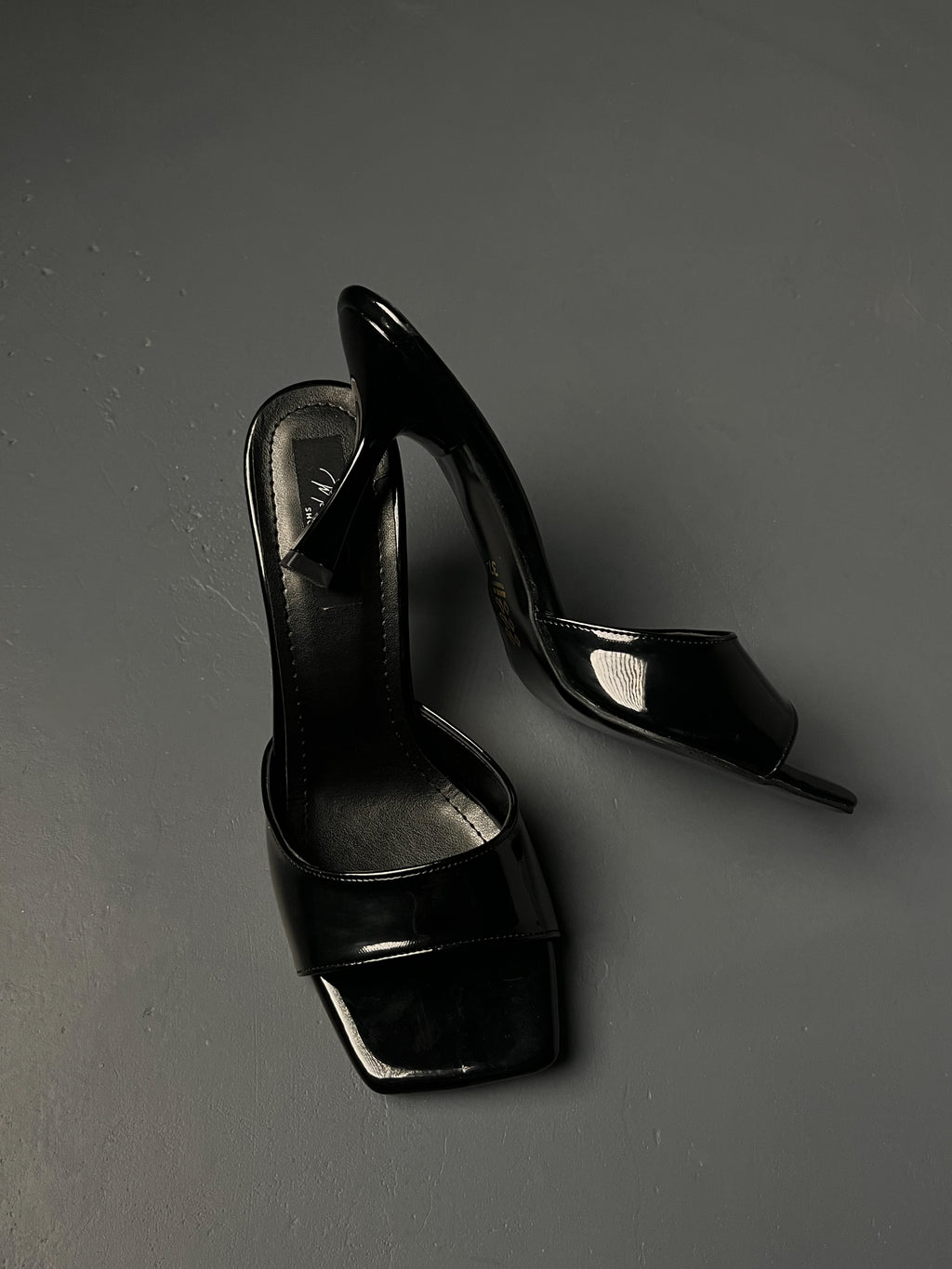 Siyah Rugan Terlik – İnce Topuklu-Kare Burun