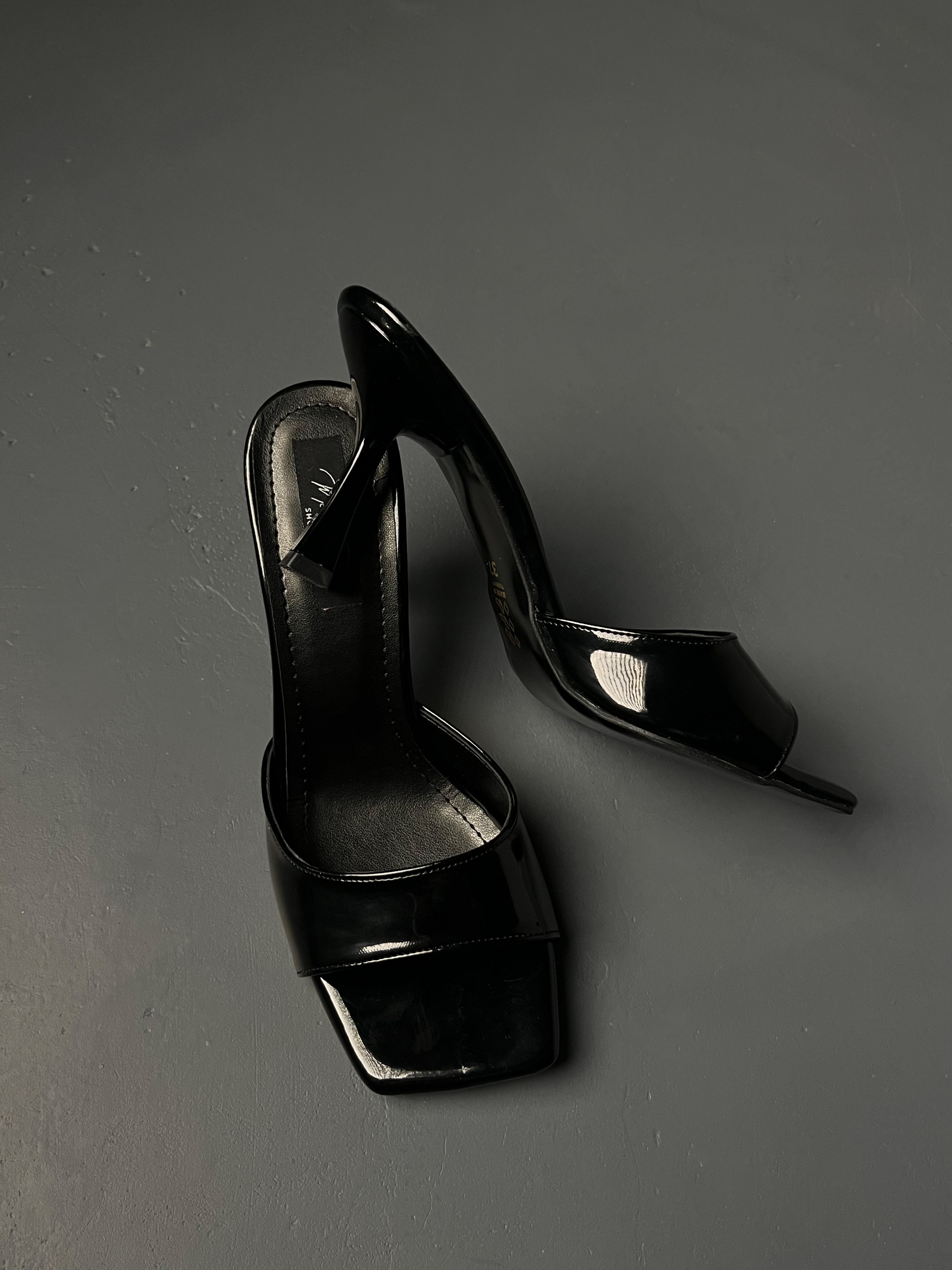 Siyah Rugan Terlik – İnce Topuklu-Kare Burun