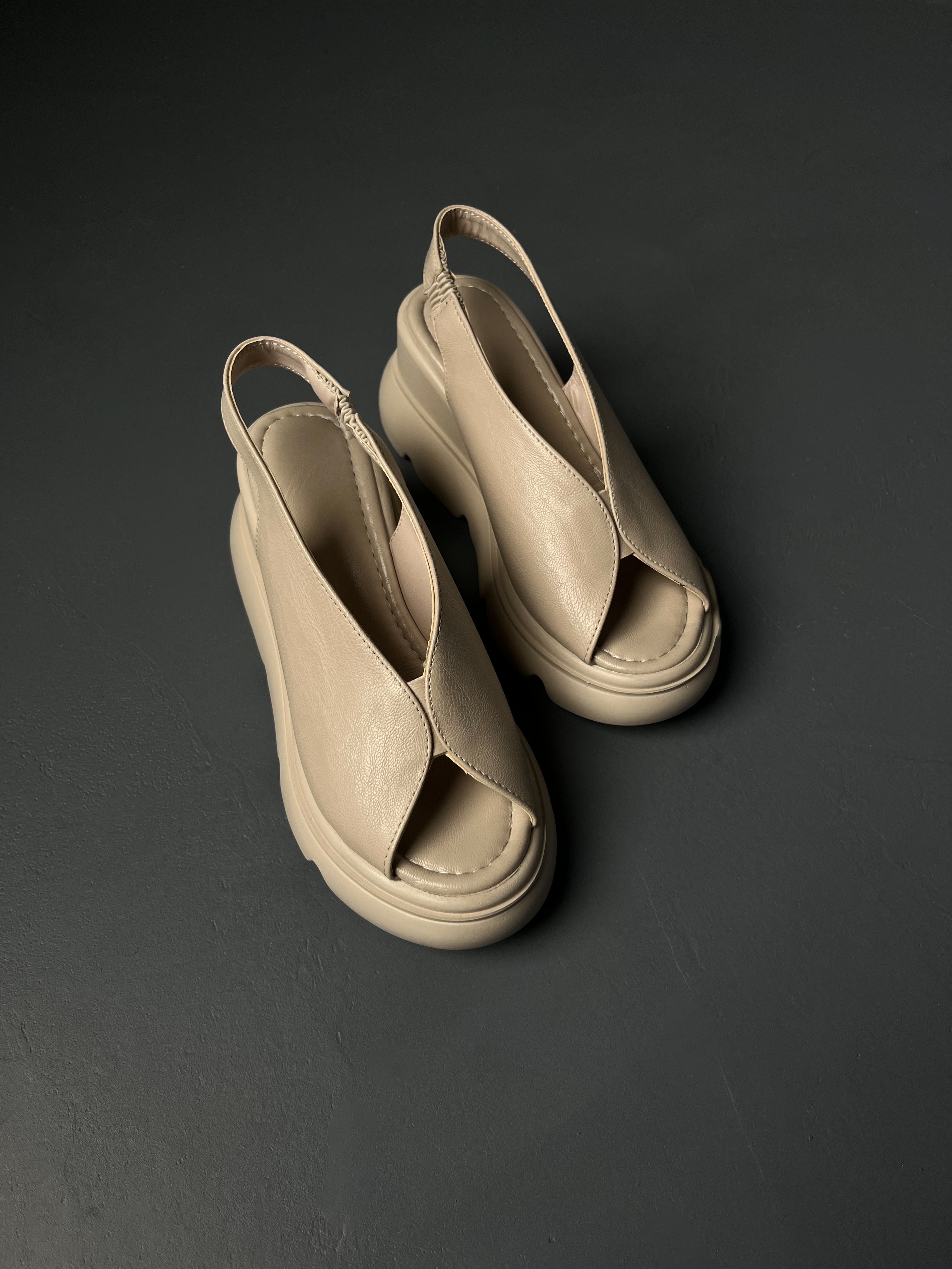 Krem Kalın Tabanlı Bantlı Sandalet