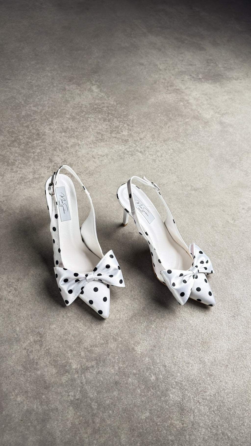 Fiyonklu Beyaz Saten Stiletto