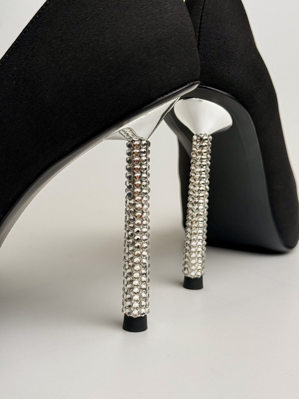 Siyah Taşlı Toka Detaylı Stiletto – Taş Kaplama Topuk