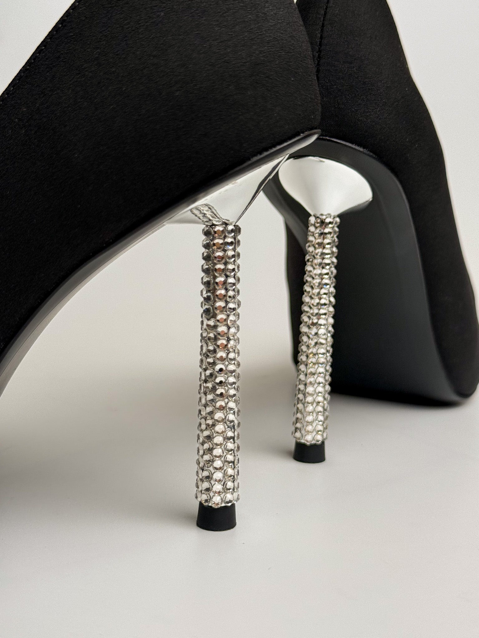 Siyah Taşlı Toka Detaylı Stiletto – Taş Kaplama Topuk