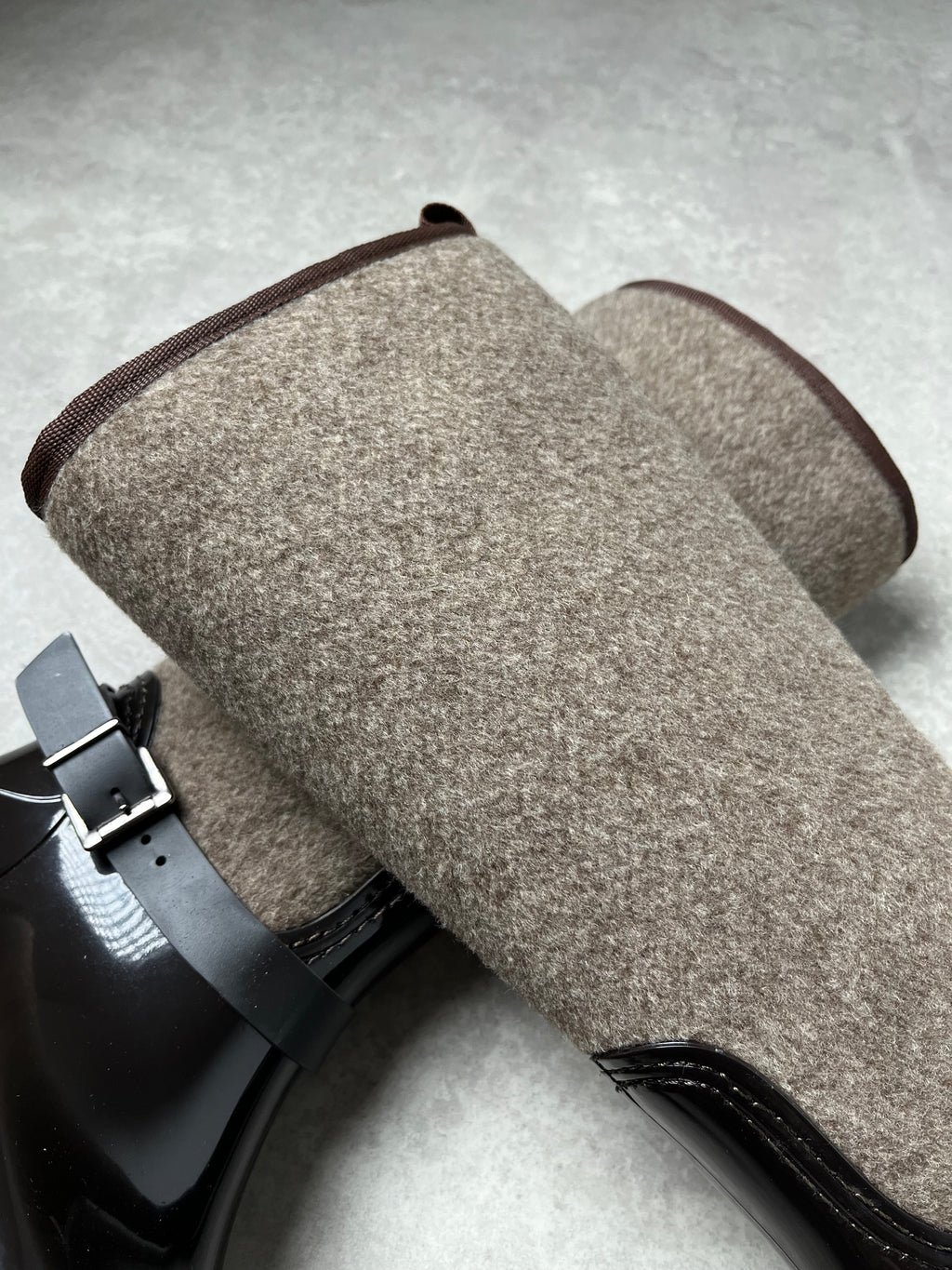 Kahverengi Toka Detaylı Yağmur Çizmesi