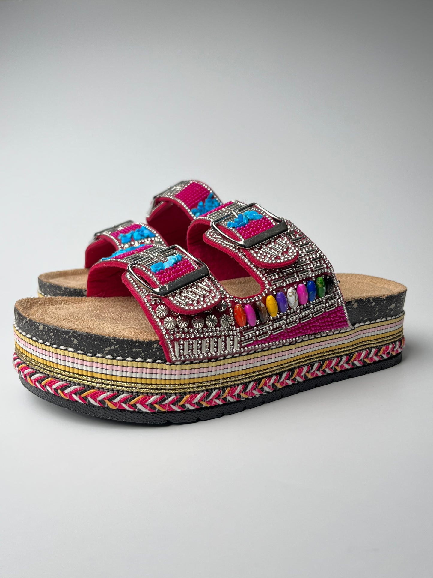 Pembe taş detaylı terlik