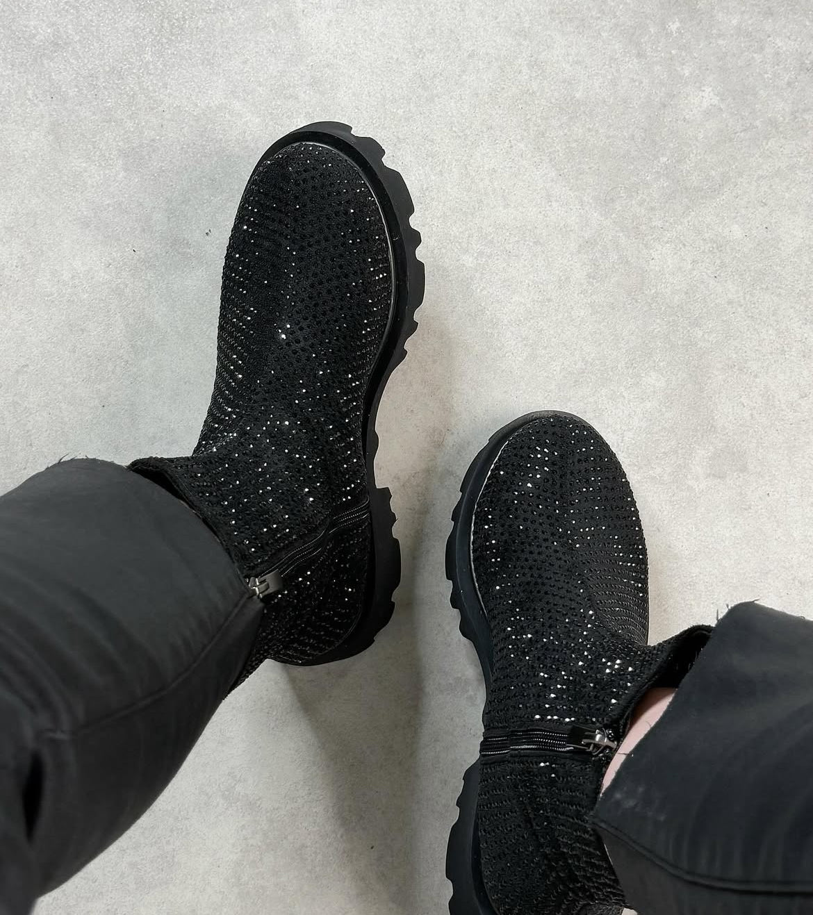 Siyah Taş Detaylı Kalın Tabanlı Bot