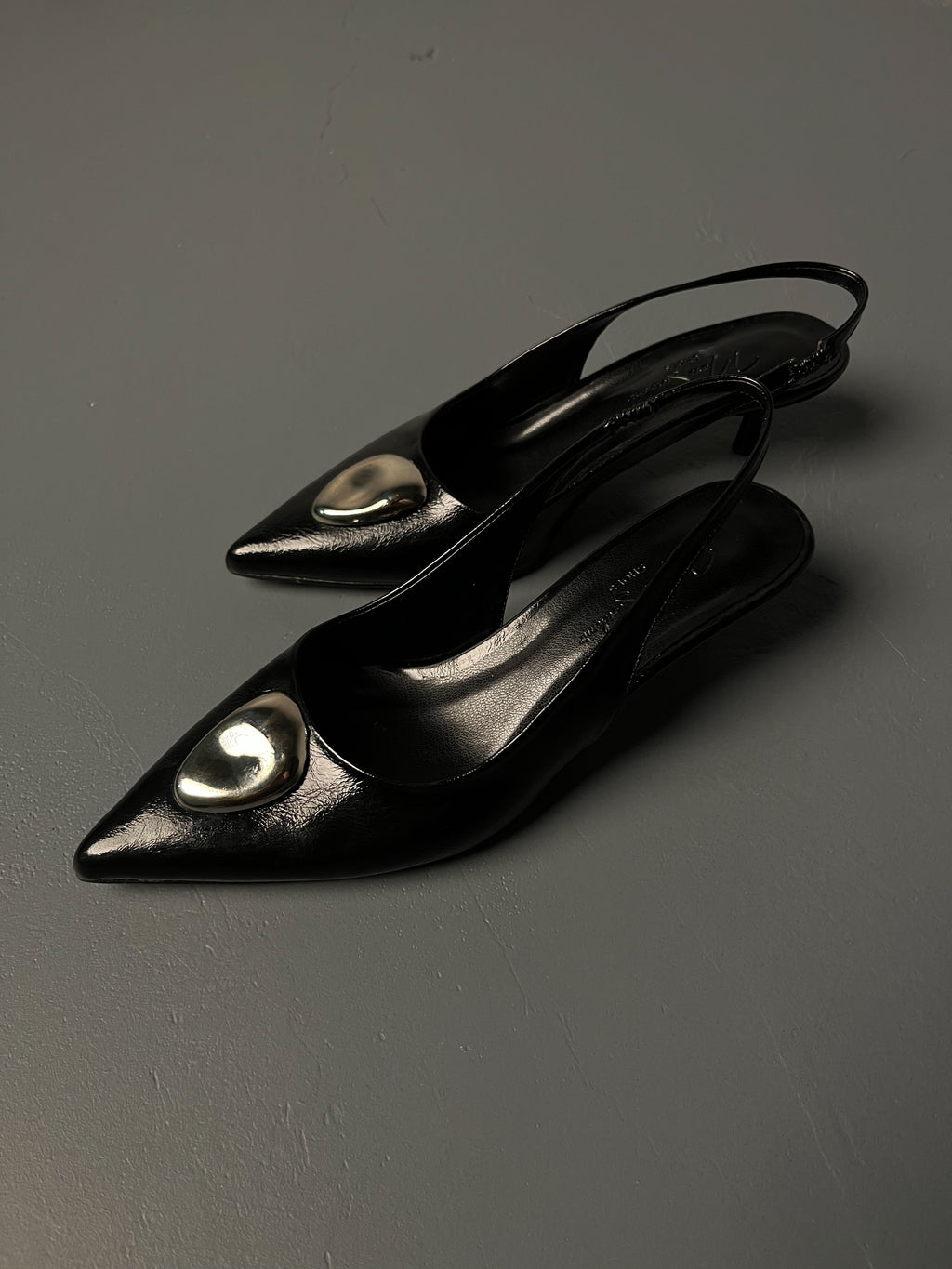 Siyah Kırışık Rugan Metal Detaylı İnce Topuklu Ayakkabı