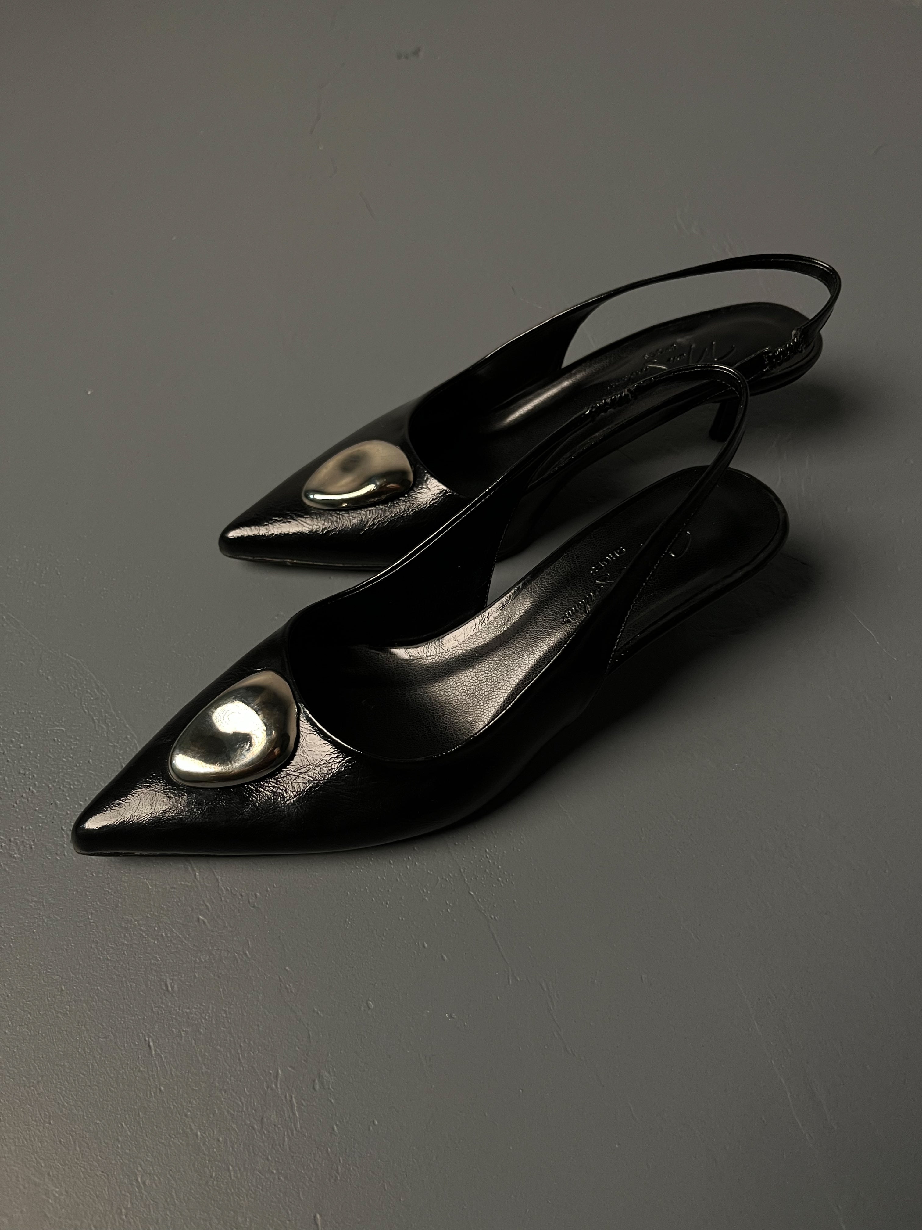 Siyah Kırışık Rugan Metal Detaylı İnce Topuklu Ayakkabı