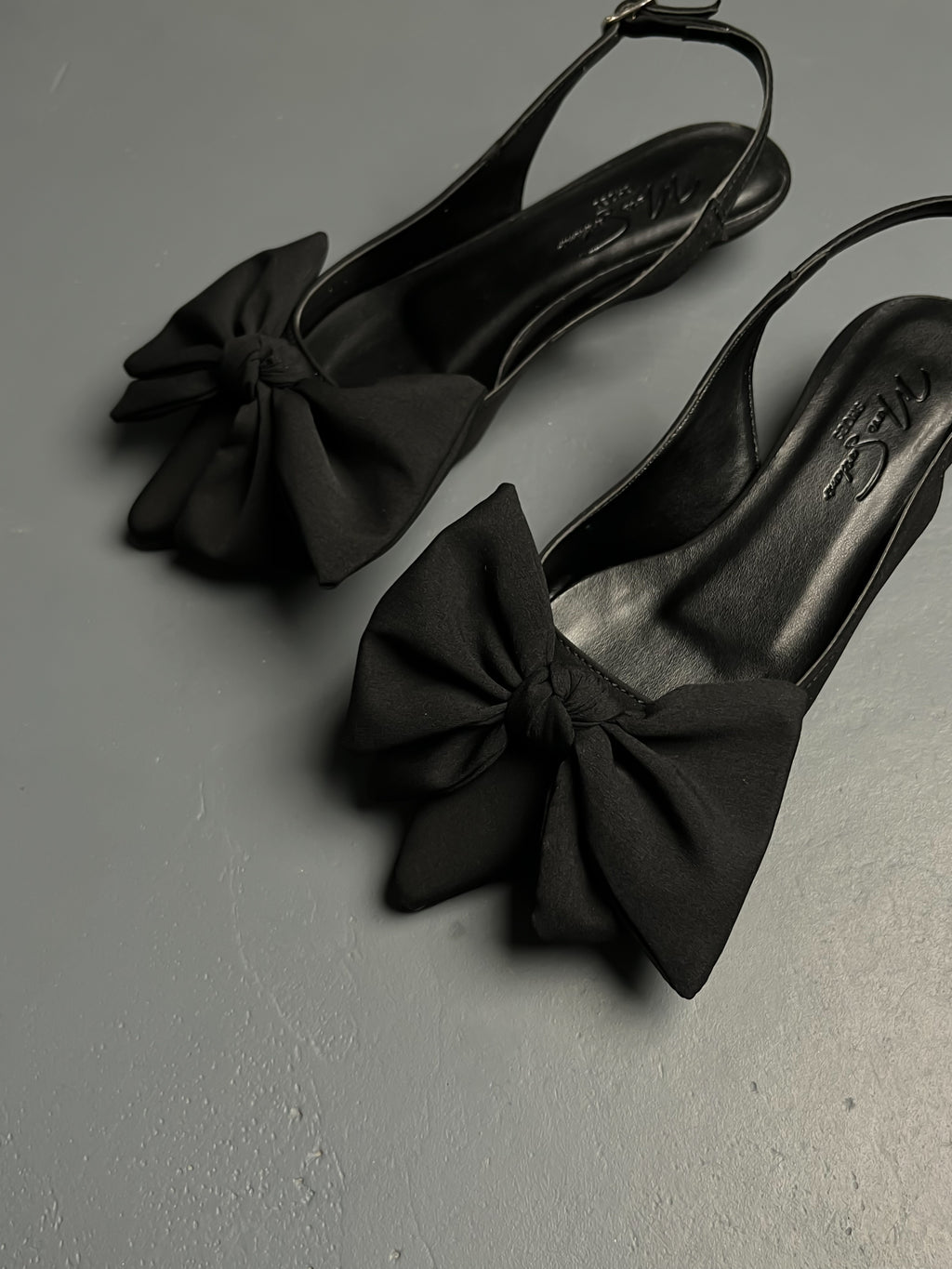 Siyah Saten Fiyonk Detaylı Kısa Topuklu Ayakkabı