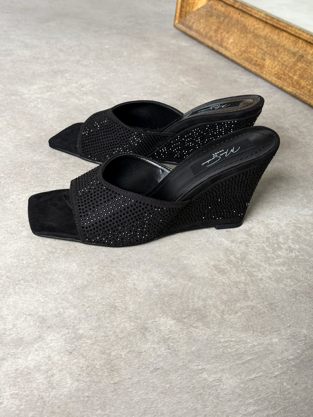 Siyah Taş Detaylı Dolgu Topuk Terlik