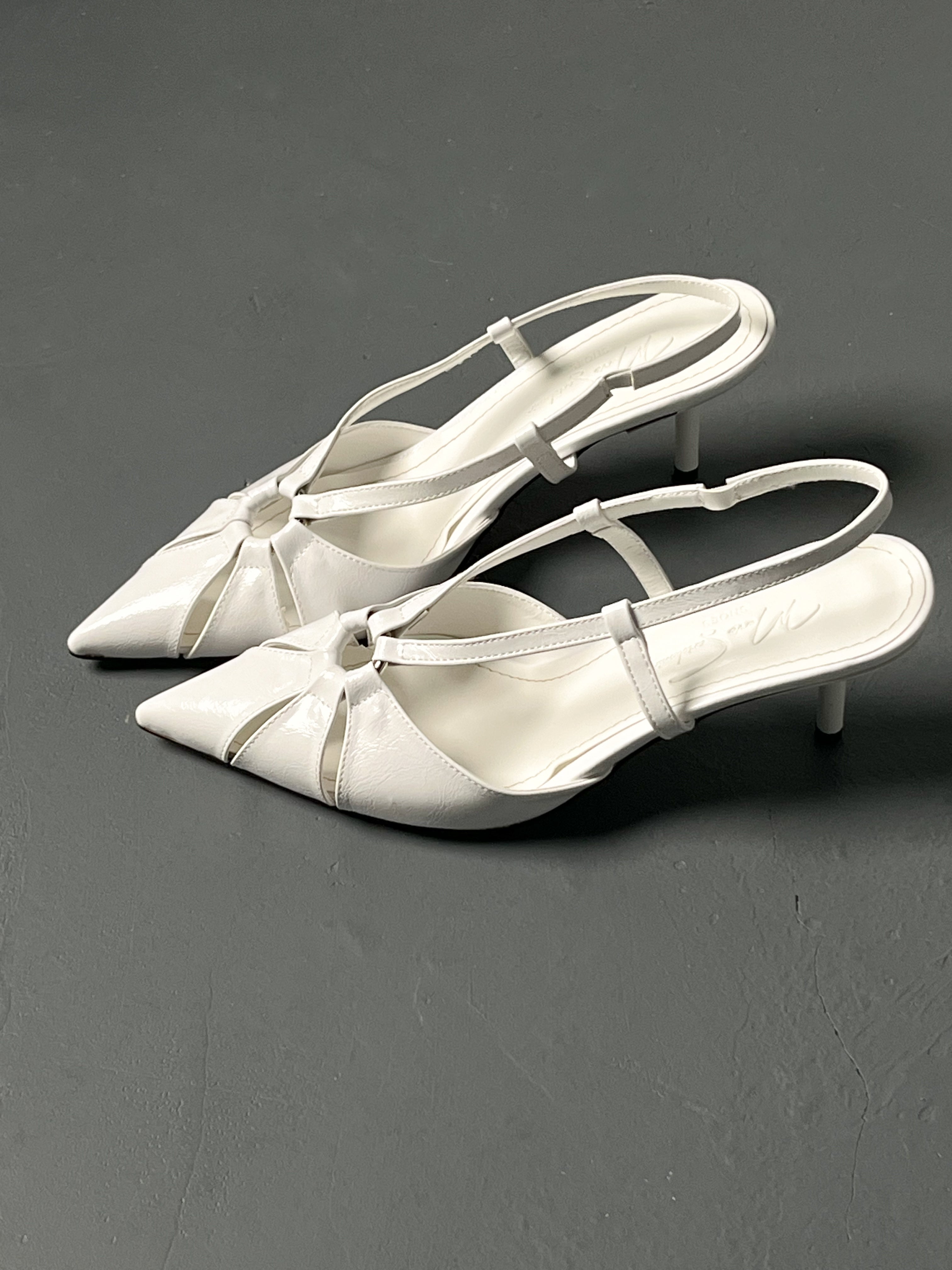 Beyaz Rugan Orta Bant Geçiş Detaylı İnce Topuklu Ayakkabı