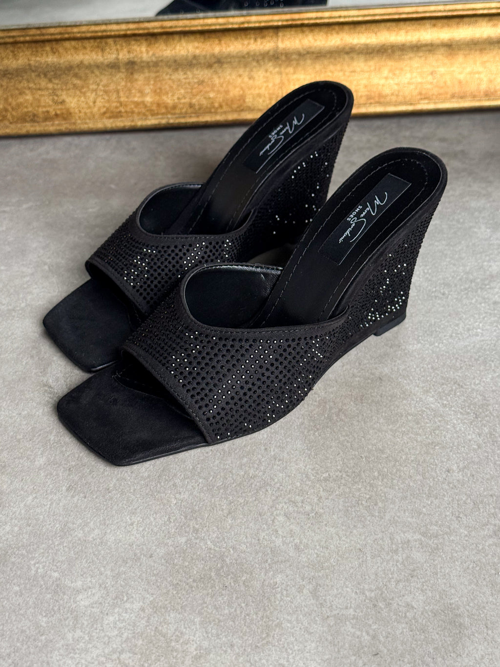 Siyah Taş Detaylı Dolgu Topuk Terlik