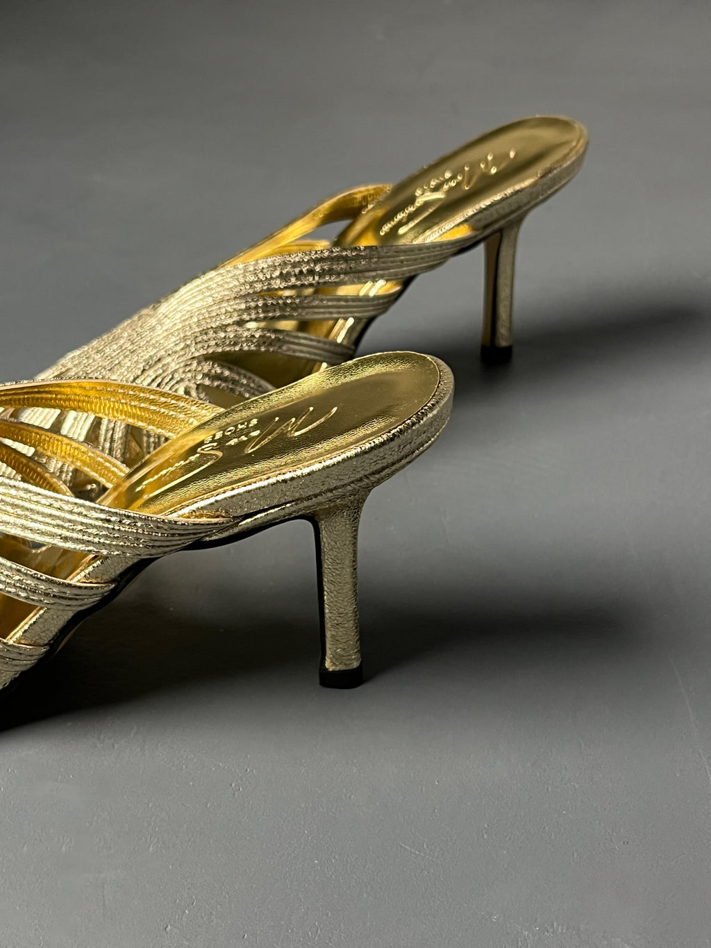 Gold İnce Bantlı Topuklu Terlik (8 cm)